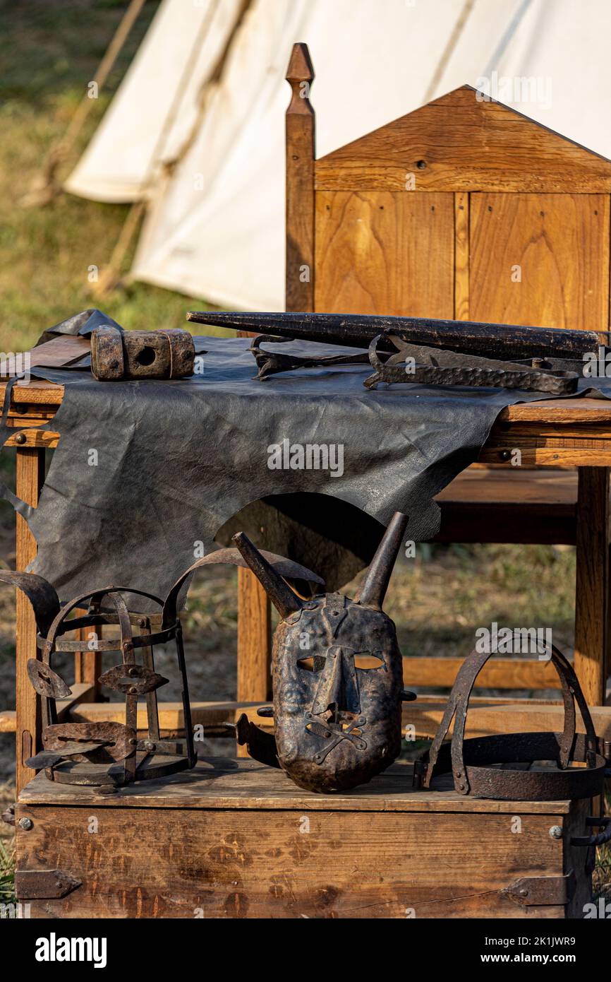 Oggetti medievali di punizione sono esposti durante lo spettacolo teatrale nella fiera di Santa Maria da Feira Foto Stock