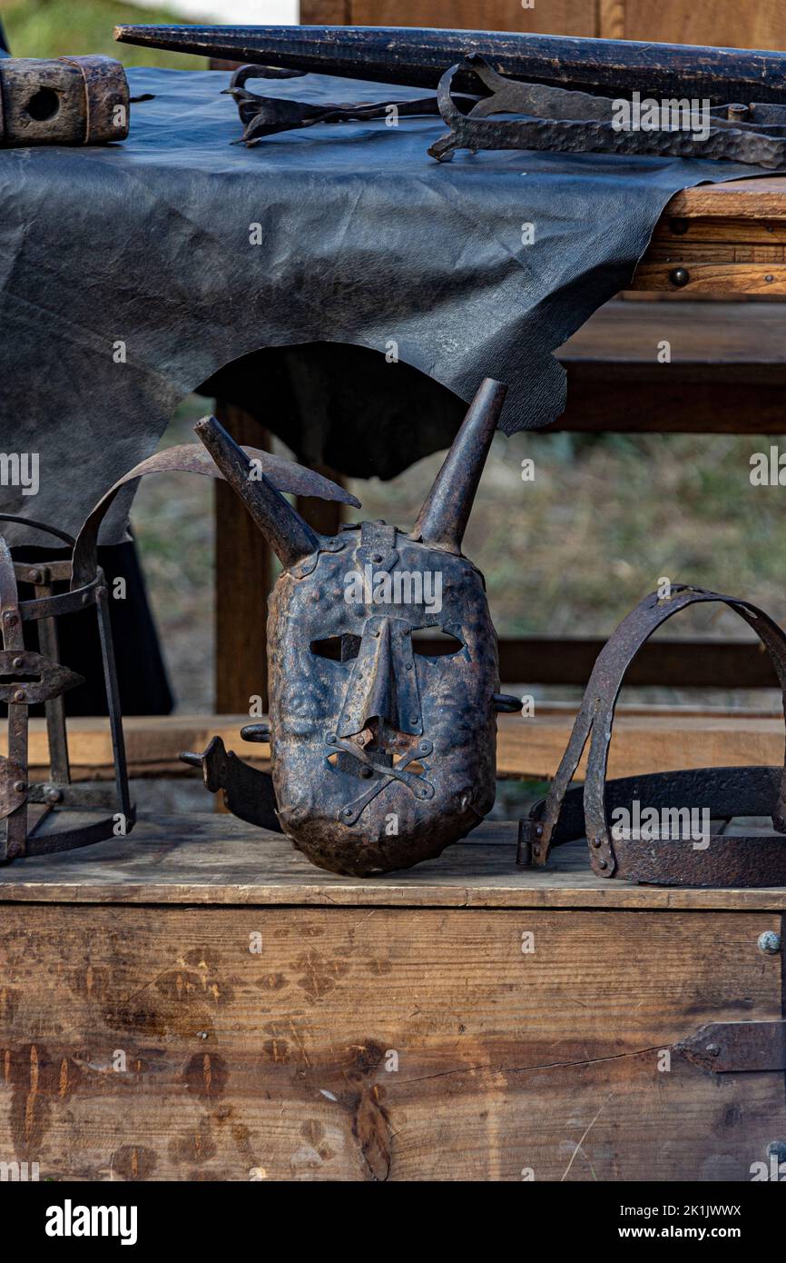 Oggetti medievali di punizione sono esposti durante lo spettacolo teatrale nella fiera di Santa Maria da Feira Foto Stock