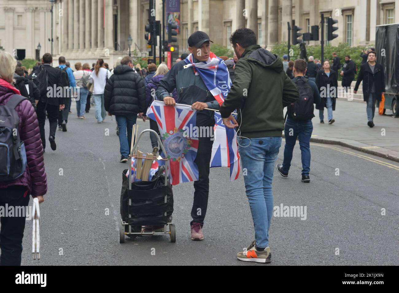 Funerali di Stato di sua Maestà la Regina Elisabetta II, Londra, Regno Unito, lunedì 19th settembre 2022. Venditore di bandiere souvenir in Duncannon Street vicino a Trafalgar Square. Foto Stock