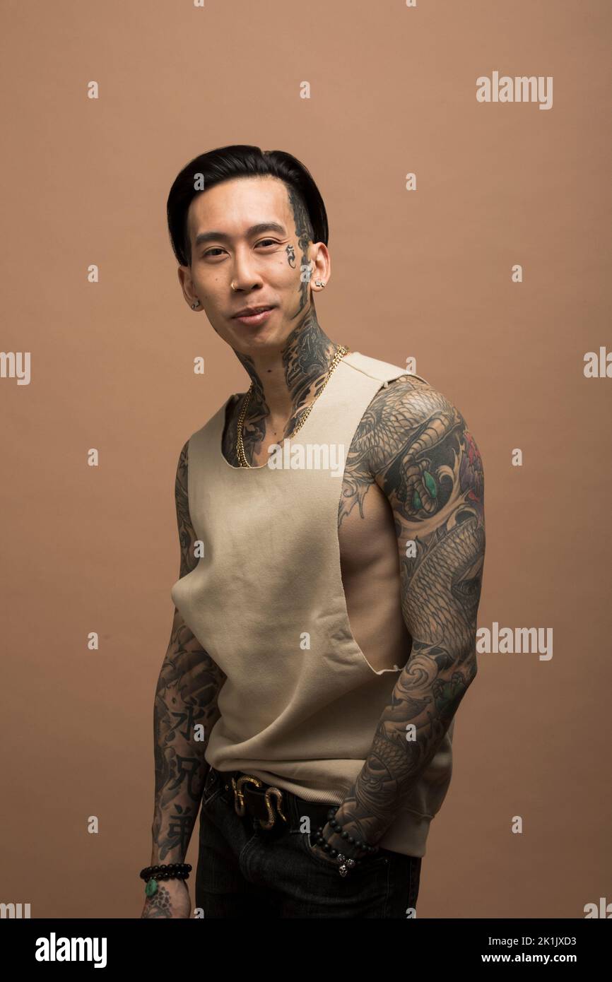 Studio portrait man tattoos immagini e fotografie stock ad alta risoluzione  - Alamy