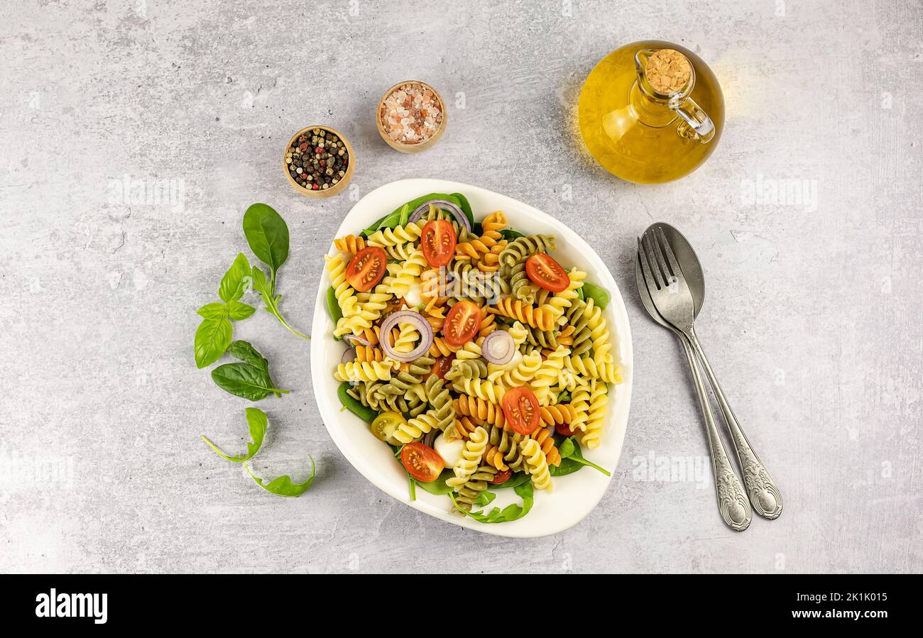Insalata di pasta o spaghetti di farina e lenticchie fusilli. Copia spazio per la ricetta, vista dall'alto Foto Stock