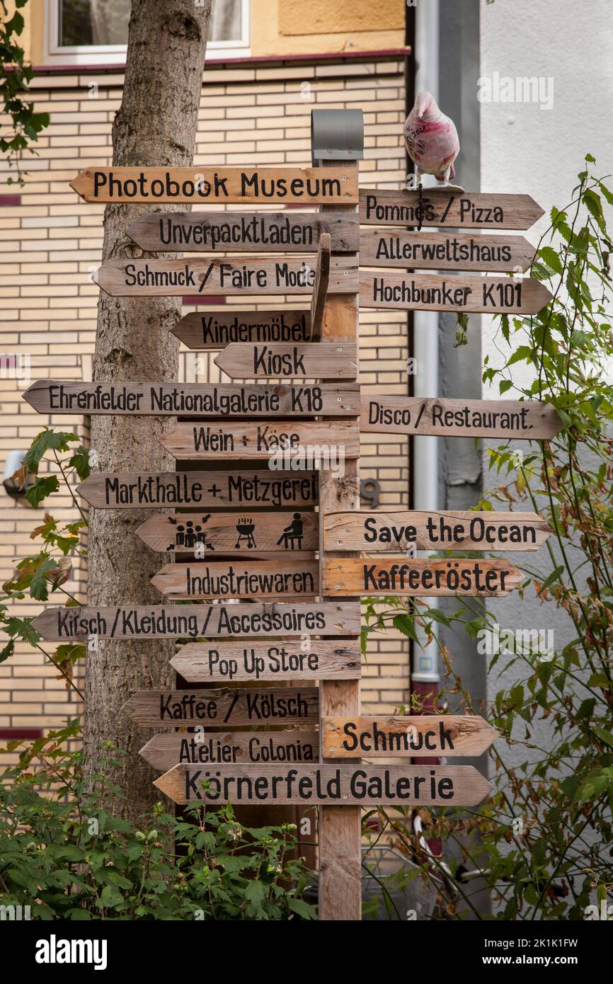Cartello in legno su via Koerner nel quartiere di Ehrenfeld, Colonia, Germania. Hoelzerner Wegweiser in der Koernerstrasse im Stadtteil Ehrenfeld, Koeln, D. Foto Stock