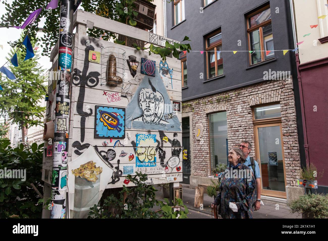 La Galleria d'Arte di strada Koernerfeld in via Koerner, nel quartiere Ehrenfeld di Colonia, Germania. Gli artisti possono esporre i loro lavori sul legno c Foto Stock