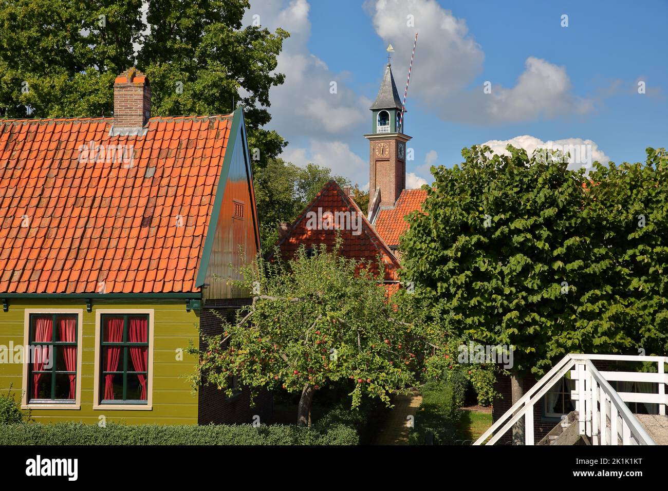 ENKHUIZEN, PAESI BASSI - 11 SETTEMBRE 2022: Zuiderzeemuseum, un museo all'aperto sulla riva di Ijsselmeer, con un cottage tradizionale Foto Stock