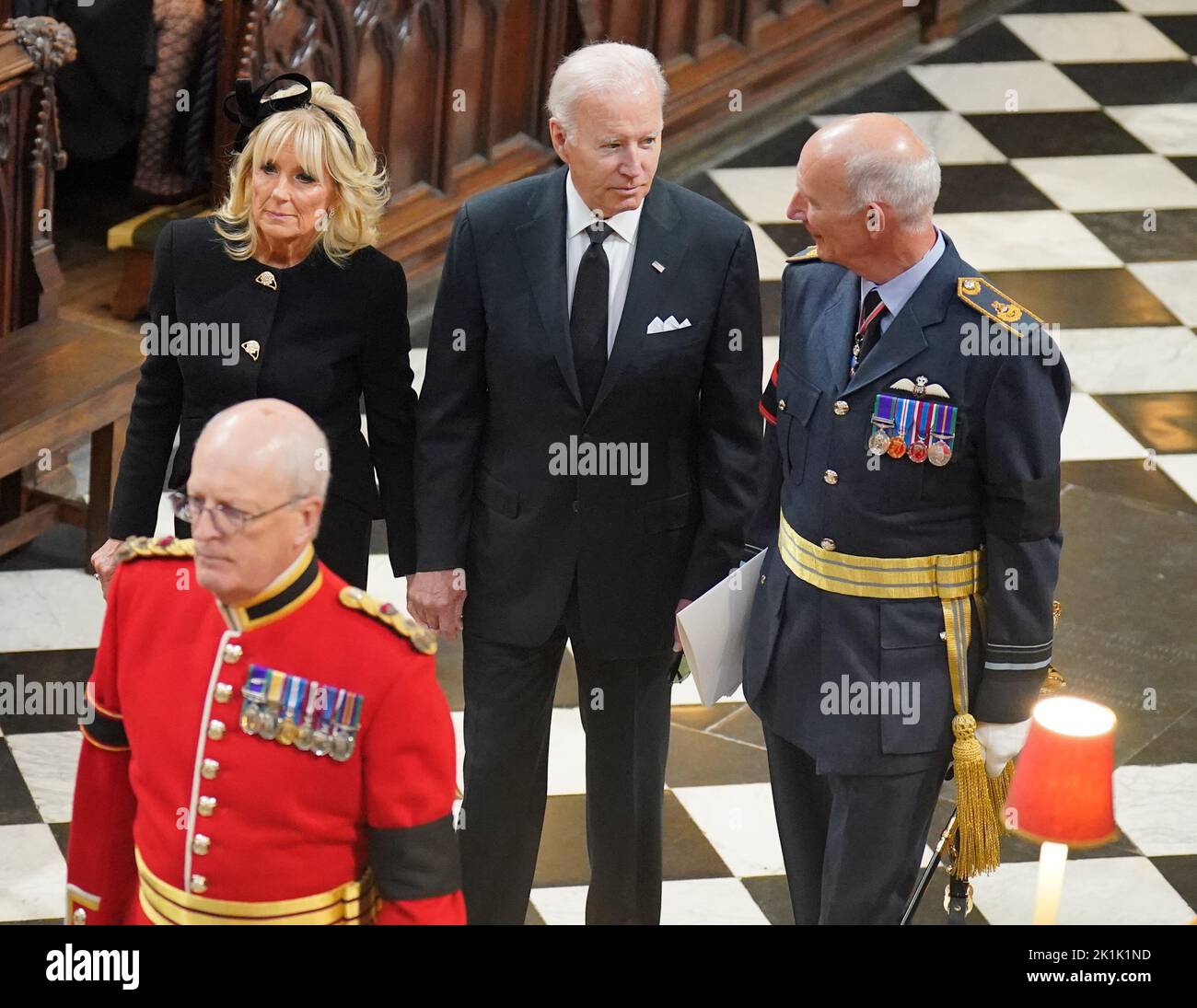 Il presidente DEGLI STATI UNITI Joe Biden (centro) e la First Lady Jill Biden arrivano al funerale di Stato della regina Elisabetta II, tenutosi all'Abbazia di Westminster, Londra. Data immagine: Lunedì 19 settembre 2022. Foto Stock