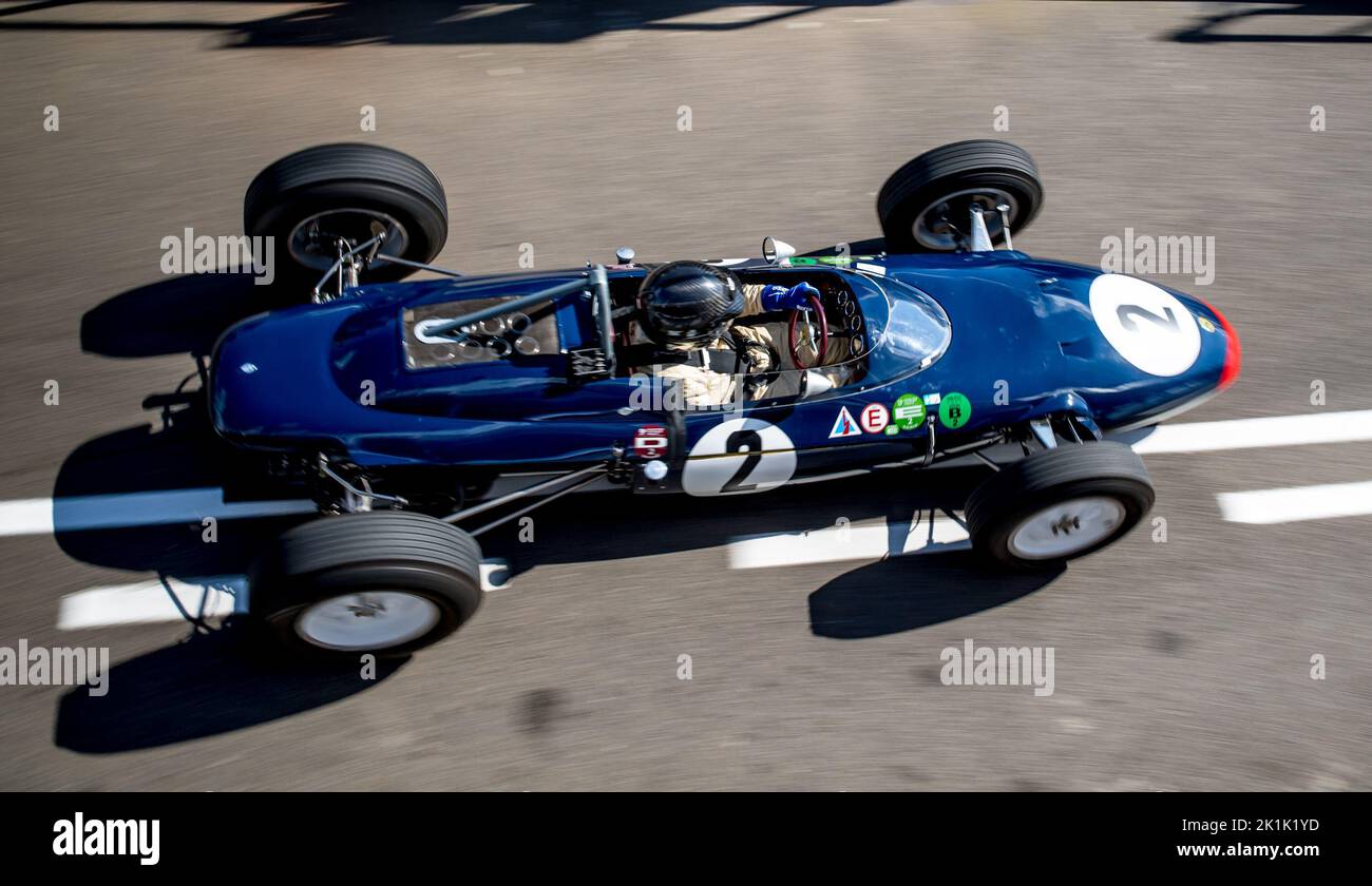 Lotus BRM-24 nella pit lane gareggiando nel Trofeo Glover al Goodwood Revival Festival al Goodwood Circuit di Goodwood, Regno Unito, il 16 settembre 2022. Foto di Phil Hutchinson. Solo per uso editoriale, licenza richiesta per uso commerciale. Non è utilizzabile nelle scommesse, nei giochi o nelle pubblicazioni di un singolo club/campionato/giocatore. Foto Stock