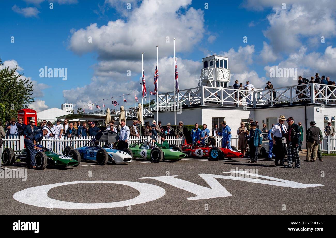 Le vetture pronte nel paddock prima della prova del Trofeo Glover corrono il Goodwood Revival Festival al Goodwood Circuit di Goodwood, Regno Unito, il 16 settembre 2022. Foto di Phil Hutchinson. Solo per uso editoriale, licenza richiesta per uso commerciale. Non è utilizzabile nelle scommesse, nei giochi o nelle pubblicazioni di un singolo club/campionato/giocatore. Foto Stock