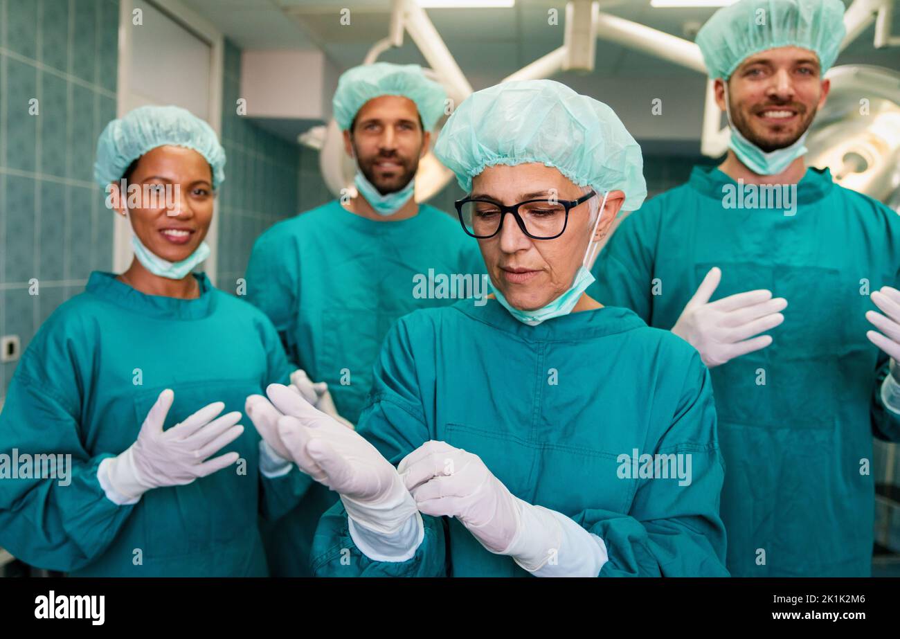 Il team di chirurgia medica ospedaliera è pronto per l'intervento Foto Stock