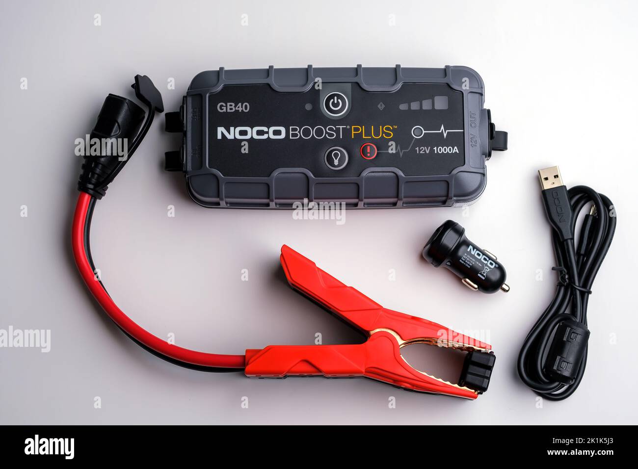 Car Jump Starter Noco Boost Plus GB40 e il contenuto della confezione del prodotto. Kit di avviamento batteria per auto. Stafford, Regno Unito, 19 settembre 2022. Foto Stock