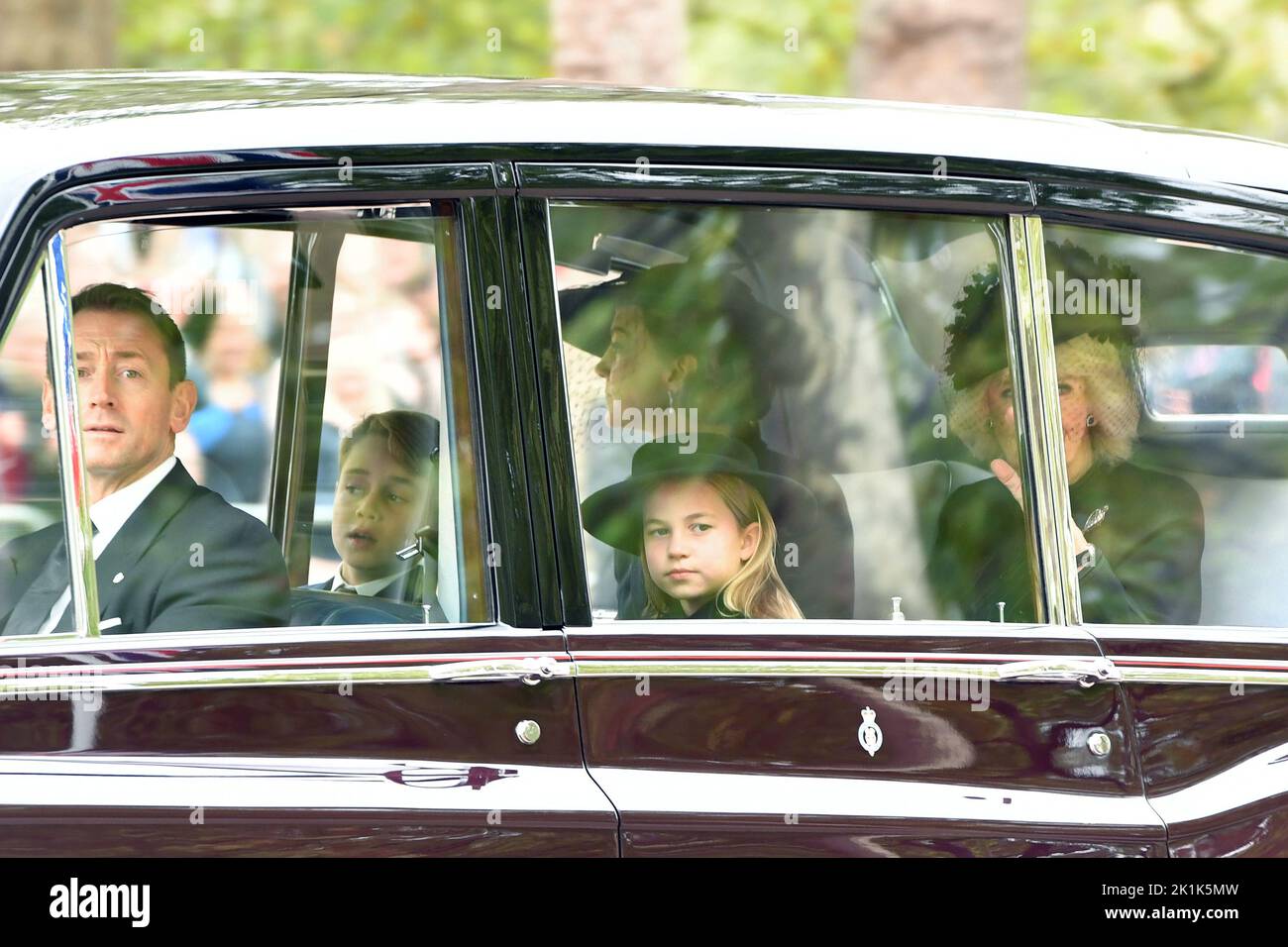 La principessa Charlotte, il principe George, la principessa del Galles e la regina Consort sono viste sul Mall, nel centro di Londra, che arriva lunedì per i funerali della regina Elisabetta II. Data immagine: Lunedì 19 settembre 2022. Foto Stock