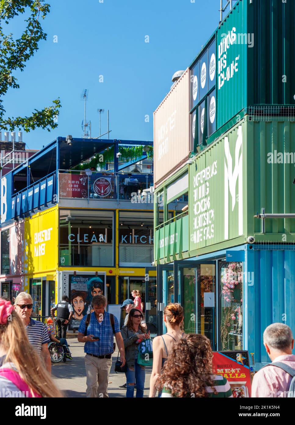 Negozi di contenitori per spedizioni ISO impilati in camden High Street camden Town londra uk Foto Stock