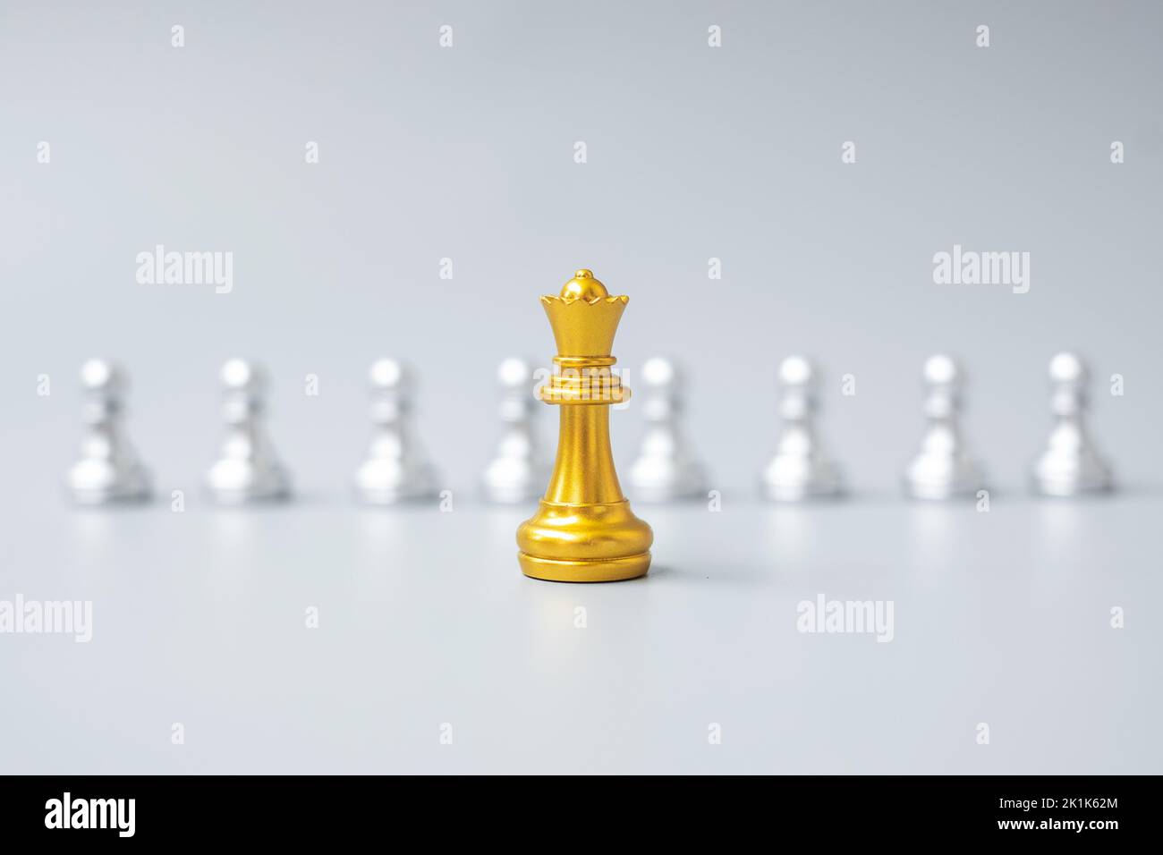 I pezzi del re degli scacchi dorati o l'uomo d'affari del capo si distinguono dalla gente della folla degli uomini d'argento. Direzione, commercio, squadra, lavoro di squadra e risorse umane gestiscono Foto Stock