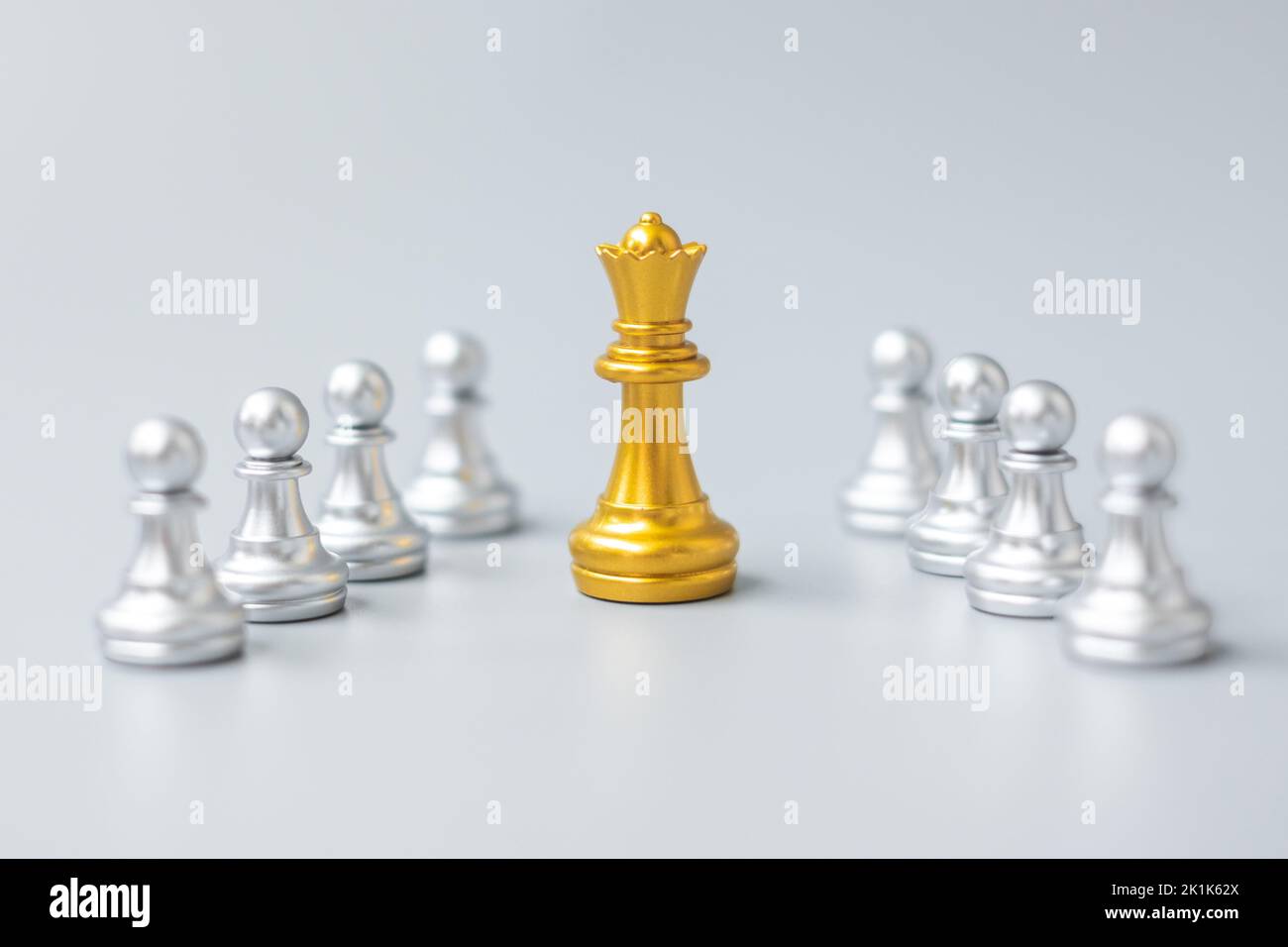 I pezzi del re degli scacchi dorati o l'uomo d'affari del capo si distinguono dalla gente della folla degli uomini d'argento. Direzione, commercio, squadra, lavoro di squadra e risorse umane gestiscono Foto Stock