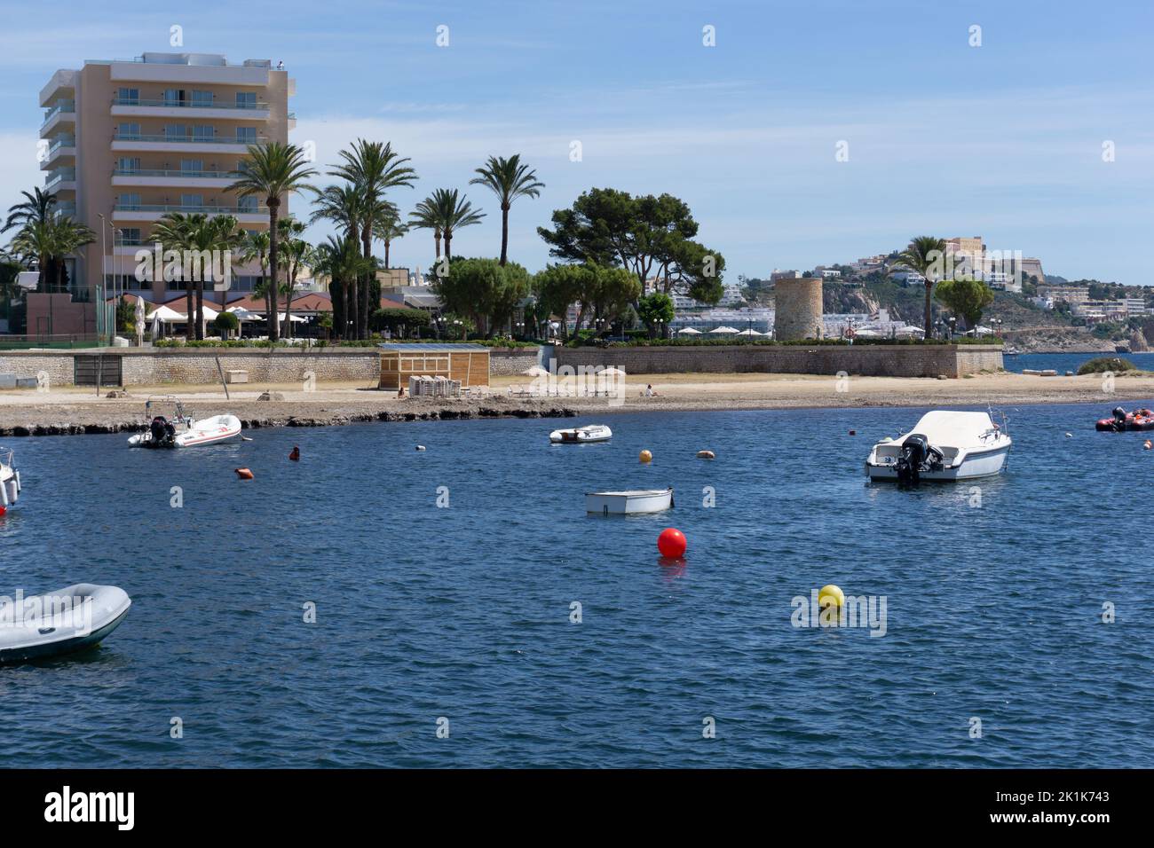 Piccole navi multiple parcheggiate nel mare dell'isola di Formentera, Ibiza, Spagna Foto Stock