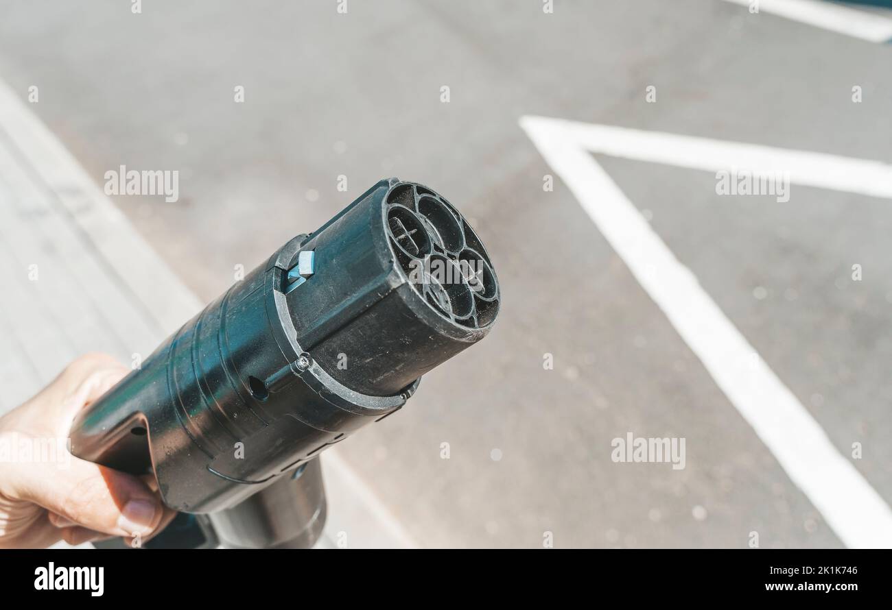 Stazione di ricarica per auto elettriche. Tipi e connettori di porte per la ricarica dei veicoli. Foto di alta qualità Foto Stock