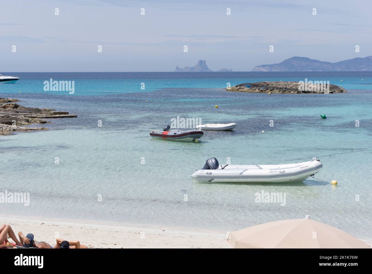Piccole navi multiple parcheggiate sulla costa di un mare a Formentera, Ibiza, Spagna Foto Stock