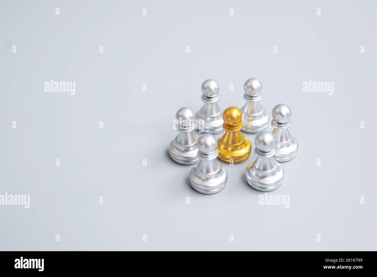 pezzi di pegno degli scacchi d'oro o leader uomo d'affari con cerchio di uomini d'argento. concetto di leadership, business, squadra e lavoro di squadra Foto Stock