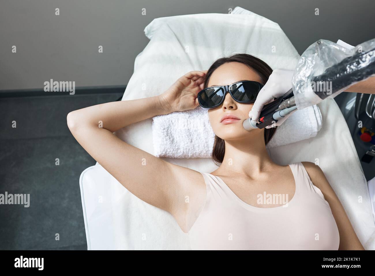 Rimozione dei peli del laser facciale. Bella donna durante la rimozione dei capelli laser e l'epilazione laser alla zona delle labbra sul viso Foto Stock