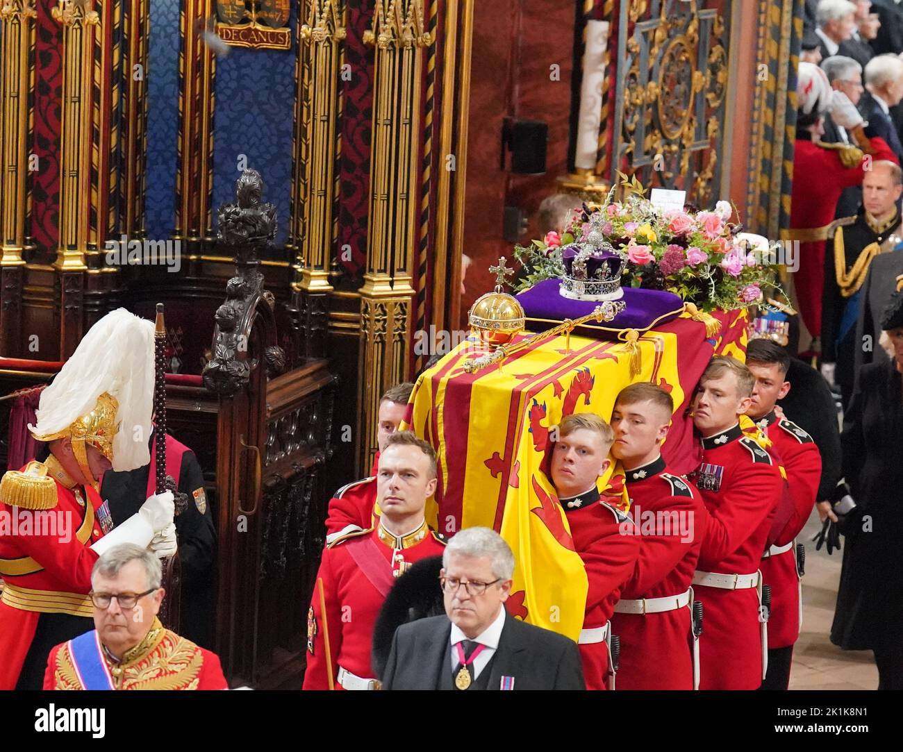 La bara della Regina Elisabetta II è portata dal Partito portatore nel suo funerale di Stato presso l'Abbazia di Londra. Data immagine: Lunedì 19 settembre 2022. Foto Stock