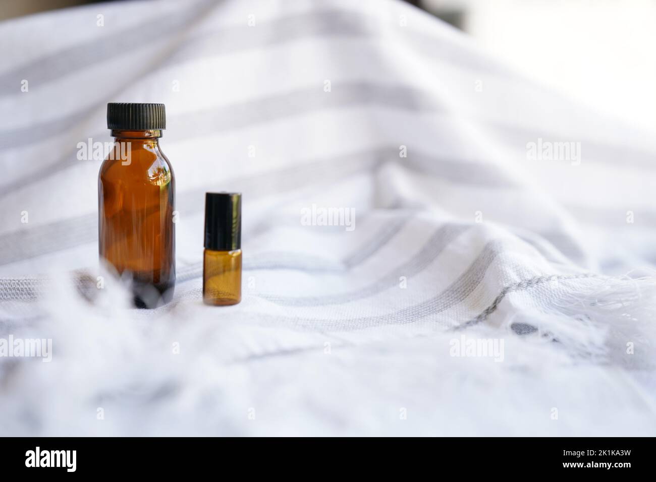 Bottiglia in vetro ambra mock-up su sfondo bianco Foto Stock