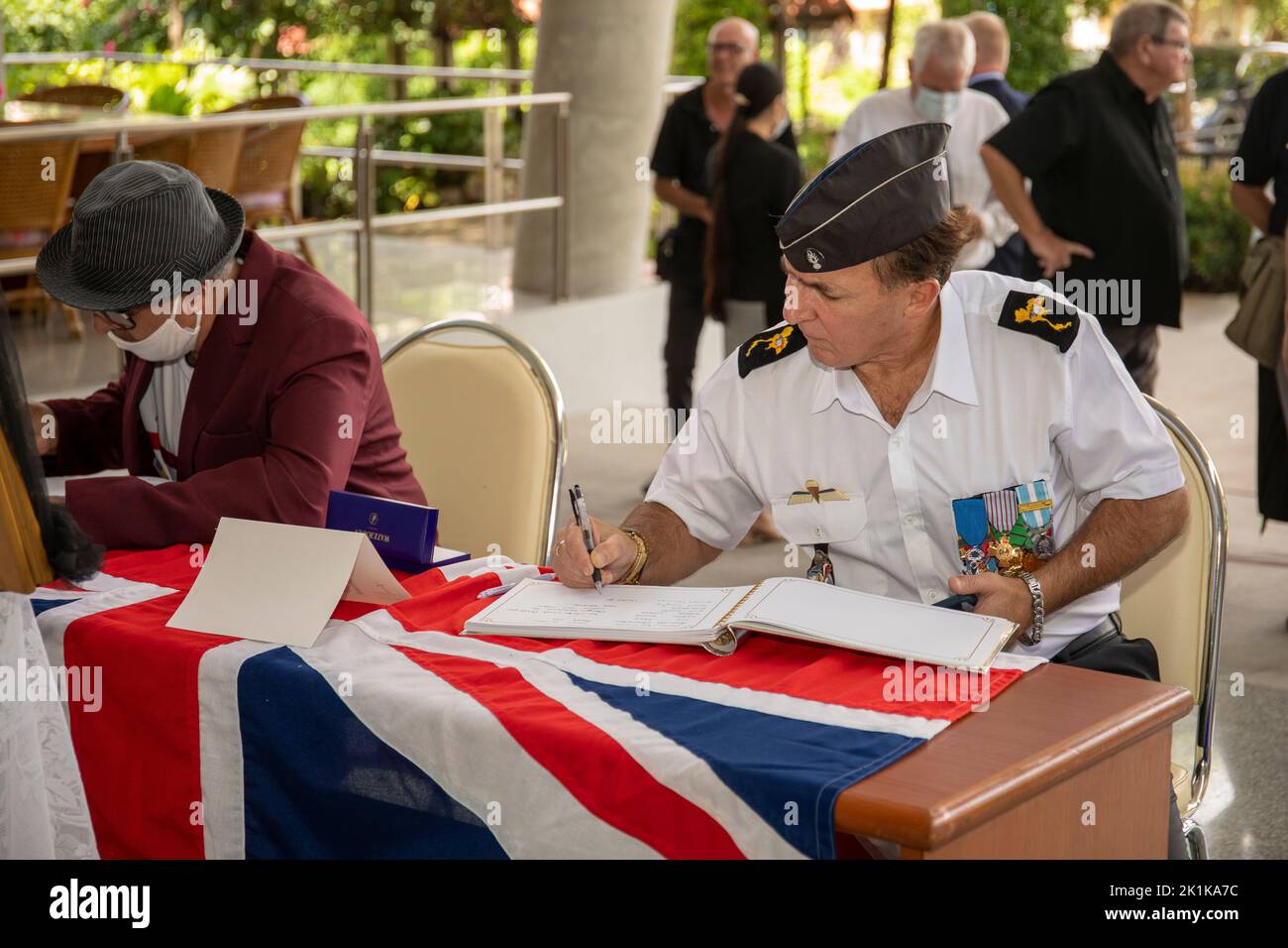 Pattaya, Thailandia. 19th Set, 2022. Un veterano decorato firma il libro di condoglianze durante un servizio speciale di commemorazione che segna la morte di sua ultima Maestà la Regina Elisabetta II al Mahatai Convention Center Fondazione Padre Rays il 19 settembre 2022 a PATTAYA, THAILANDIA (Foto di Peter van der KloosterAlamy Live News) Credit: peter Van der Klooster/Alamy Live News Foto Stock