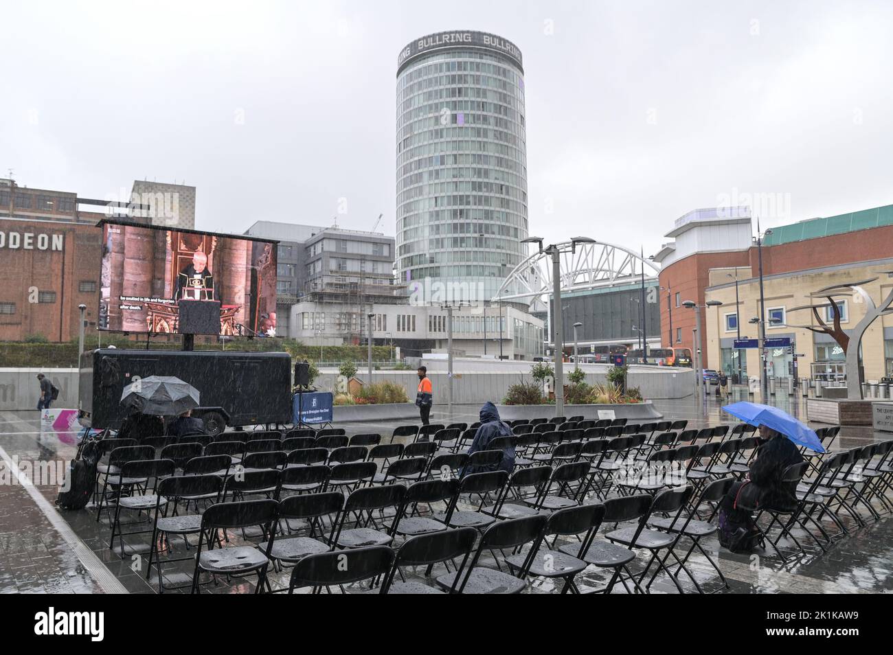 Birmingham, New Street Station, Regno Unito. 19th 2022 settembre - i cieli si sono aperti a Birmingham, mentre solo alcuni realisti arditi guardano i funerali di stato della Regina su un grande schermo fuori dalla New Street Station di Birmingham sotto la pioggia battente. Credit: Scott CM/Alamy Live News Foto Stock