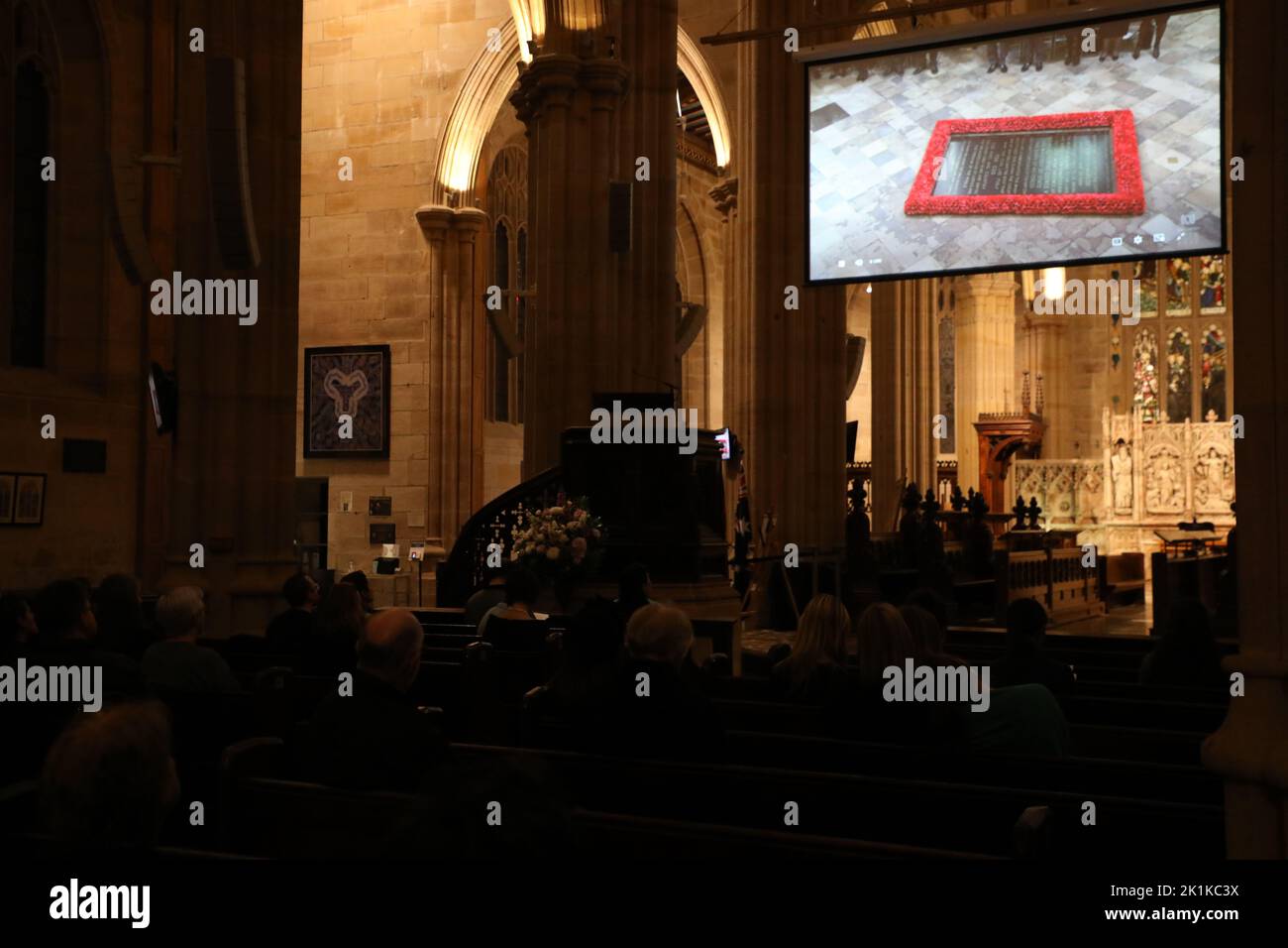 Sydney, Australia. 19th settembre 2022. Da 30 a 40 persone hanno frequentato la Cattedrale di Sant’Andrea su George Street per guardare la trasmissione dal vivo dei funerali della Regina su un grande schermo. Credit: Richard Milnes/Alamy Live News Foto Stock