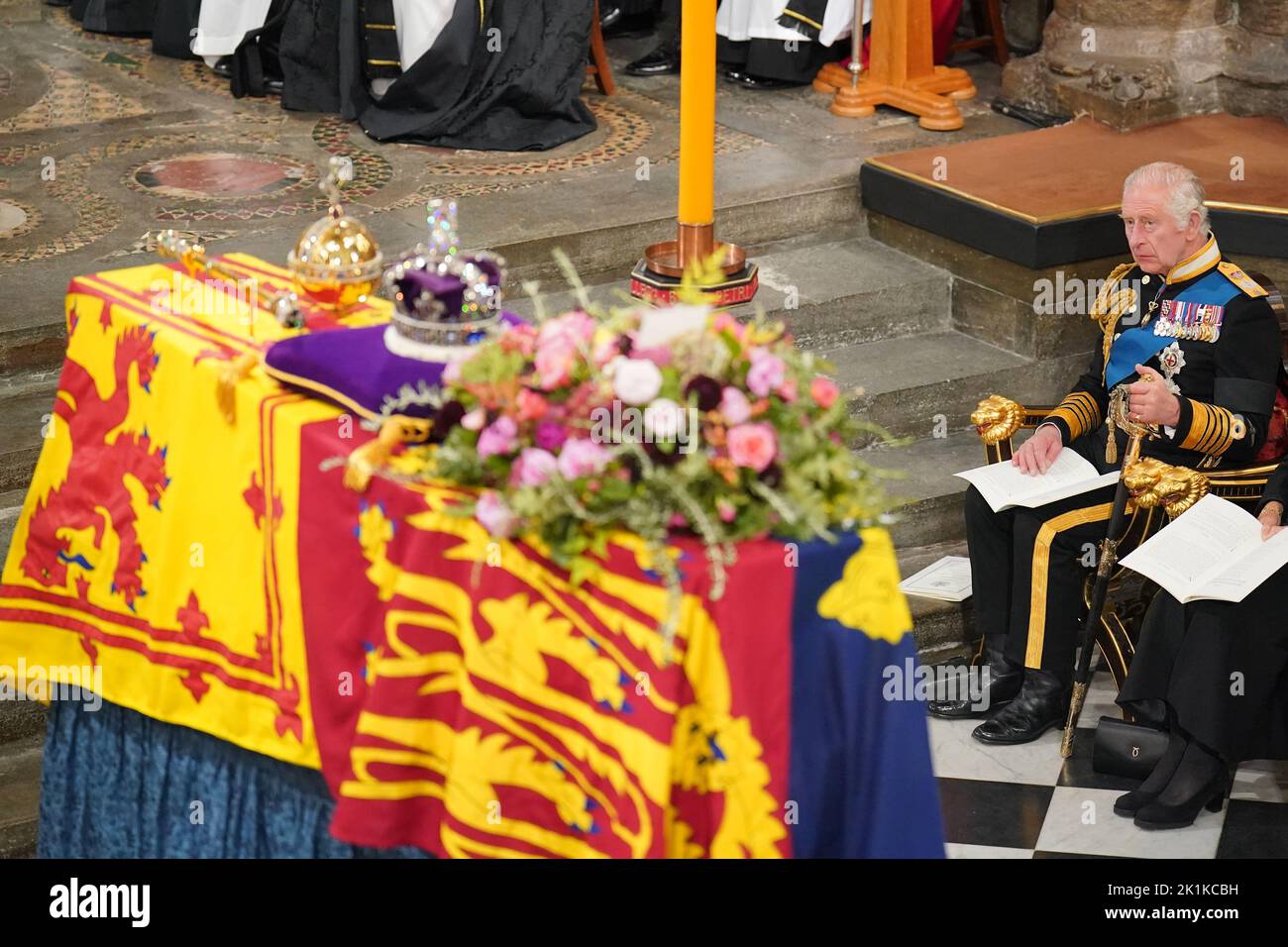 Re Carlo III e la Regina Consort di fronte alla bara della Regina Elisabetta II durante il suo funerale di Stato presso l'Abbazia di Londra. Data immagine: Lunedì 19 settembre 2022. Foto Stock