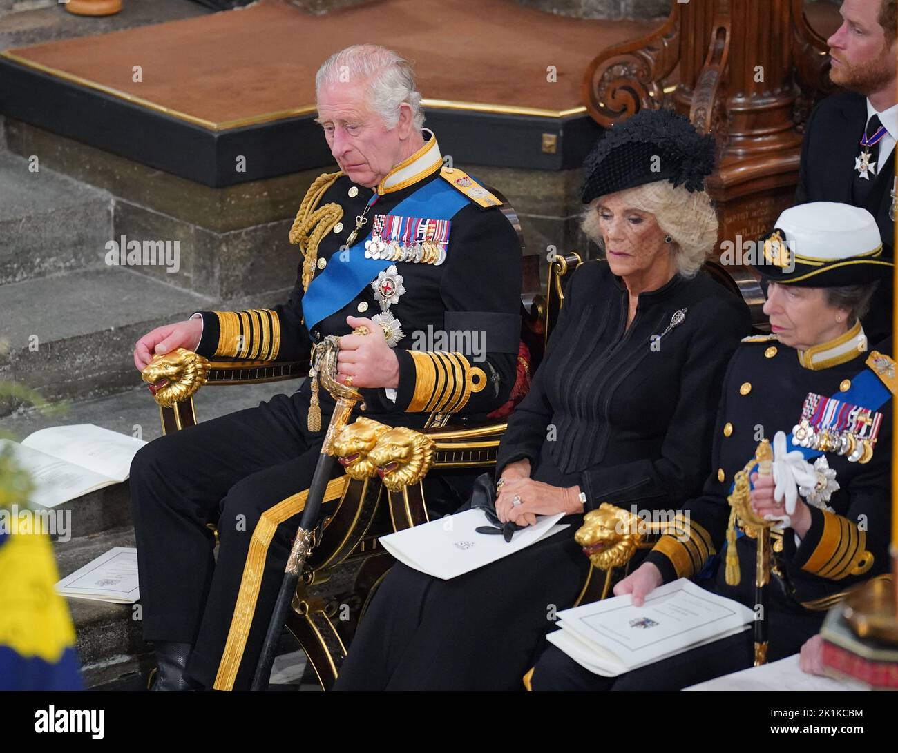Re Carlo III, la regina Consort e la principessa reale di fronte alla bara della regina Elisabetta II durante il suo funerale di Stato presso l'Abbazia di Londra. Data immagine: Lunedì 19 settembre 2022. Foto Stock