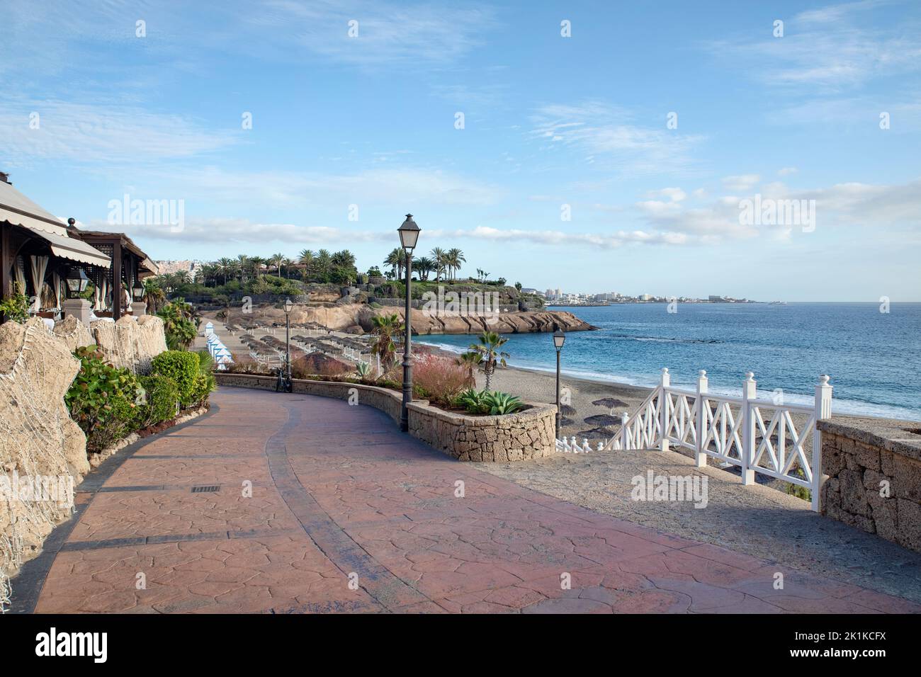 Passeggiata vuota che collega le località turistiche alla costa e alle spiagge situate nella parte sud-occidentale dell'isola, Playa del Duque, Tenerife Foto Stock