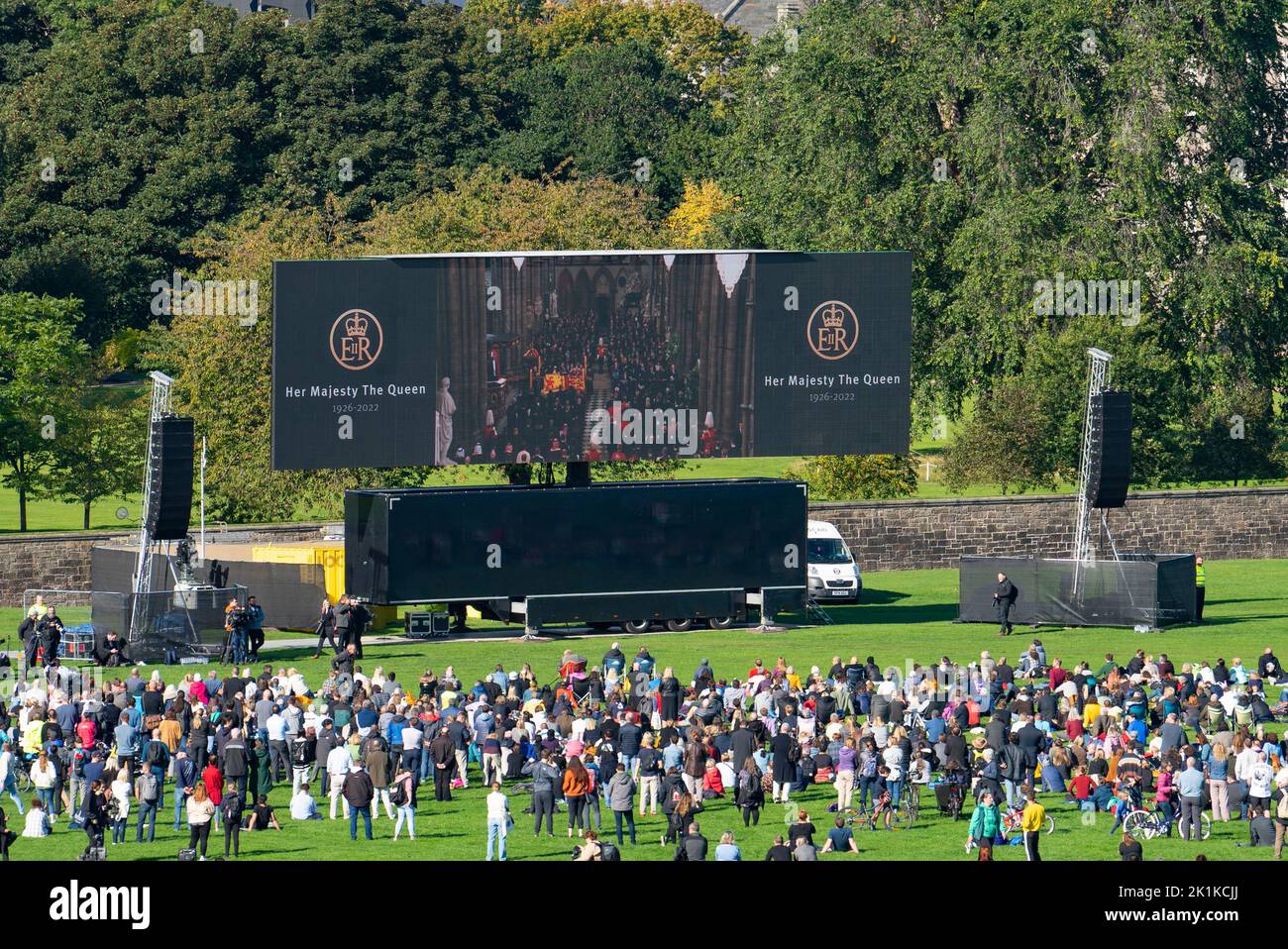 Edimburgo, Scozia, Regno Unito. 19th settembre 2022. I membri del pubblico si riuniscono a Holyrood Park per assistere a proiezioni dal vivo sul grande schermo dei funerali della Regina Elisabetta II dell'Abbazia di Westminster. Iain Masterton/Alamy Live News Foto Stock