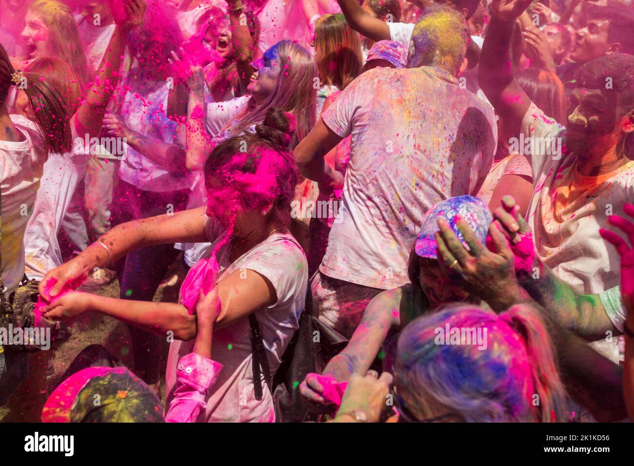 Un gruppo di persone che festeggia il Festival Holi di Colour Brisbane 2020 Foto Stock
