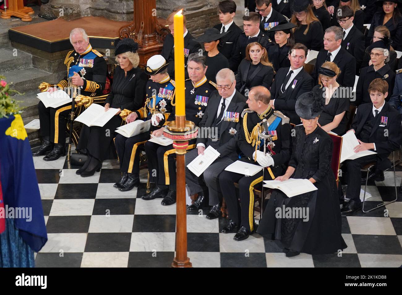 (Prima fila) Re Carlo III, la Regina Consorte, la Principessa reale, Vice ammiraglio Sir Tim Laurence, il Duca di York, il Conte di Wessex, la Contessa di Wessex, (seconda fila) il Duca di Sussex, la Duchessa di Sussex, la Principessa Beatrice, Edoardo Mapelli Mozzi e Lady Louise Windsor e James, Visconte Severn, e (terza fila) Samuel Chatto, Arthur Chatto, Lady Sarah Chatto, Daniel Chatto e la duchessa di Gloucester di fronte alla bara della Regina Elisabetta II durante il suo funerale di Stato presso l'Abbazia di Londra. Data immagine: Lunedì 19 settembre 2022. Foto Stock