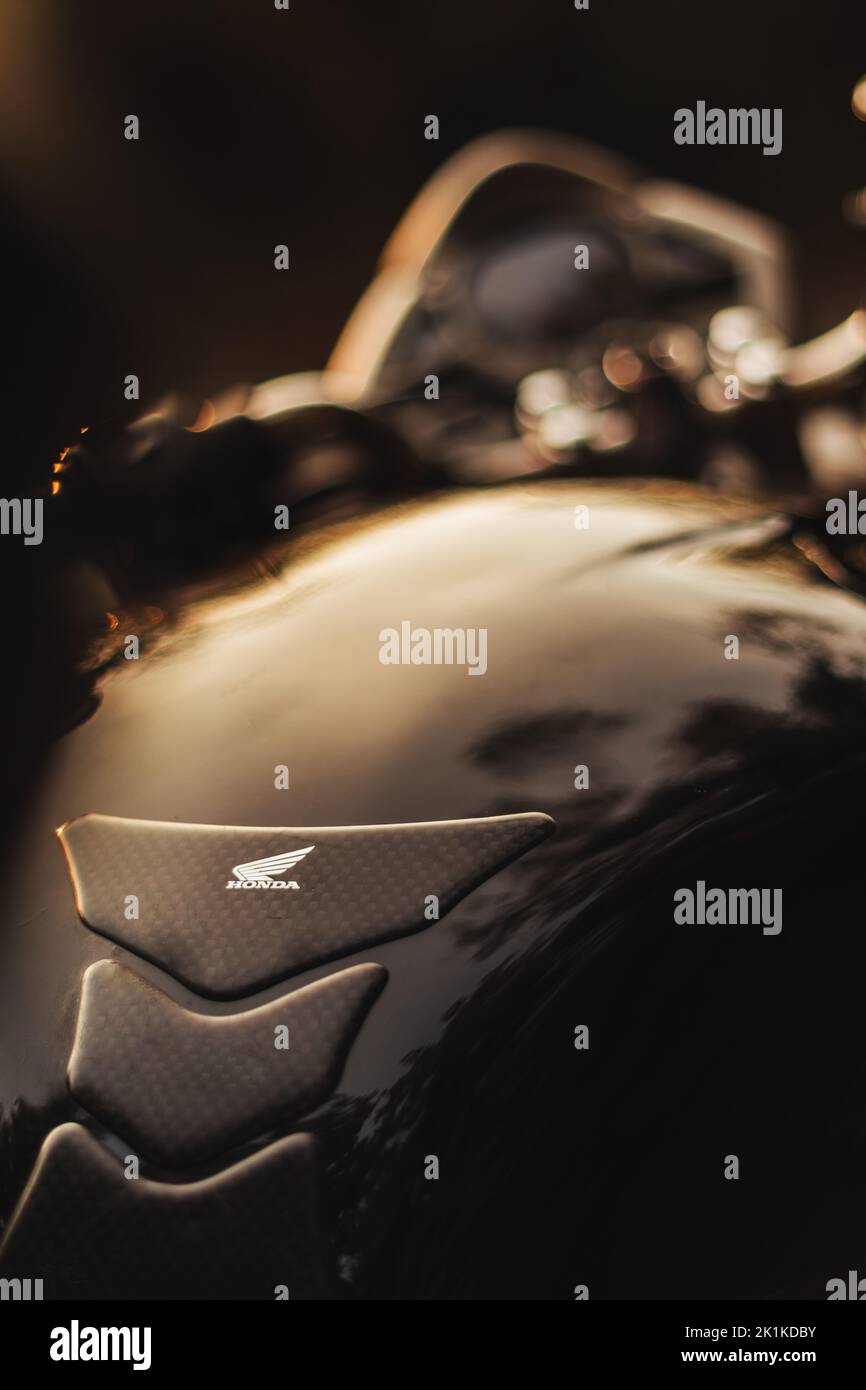 Un primo piano verticale di Honda Hornet illuminato dalla luce del tramonto Foto Stock