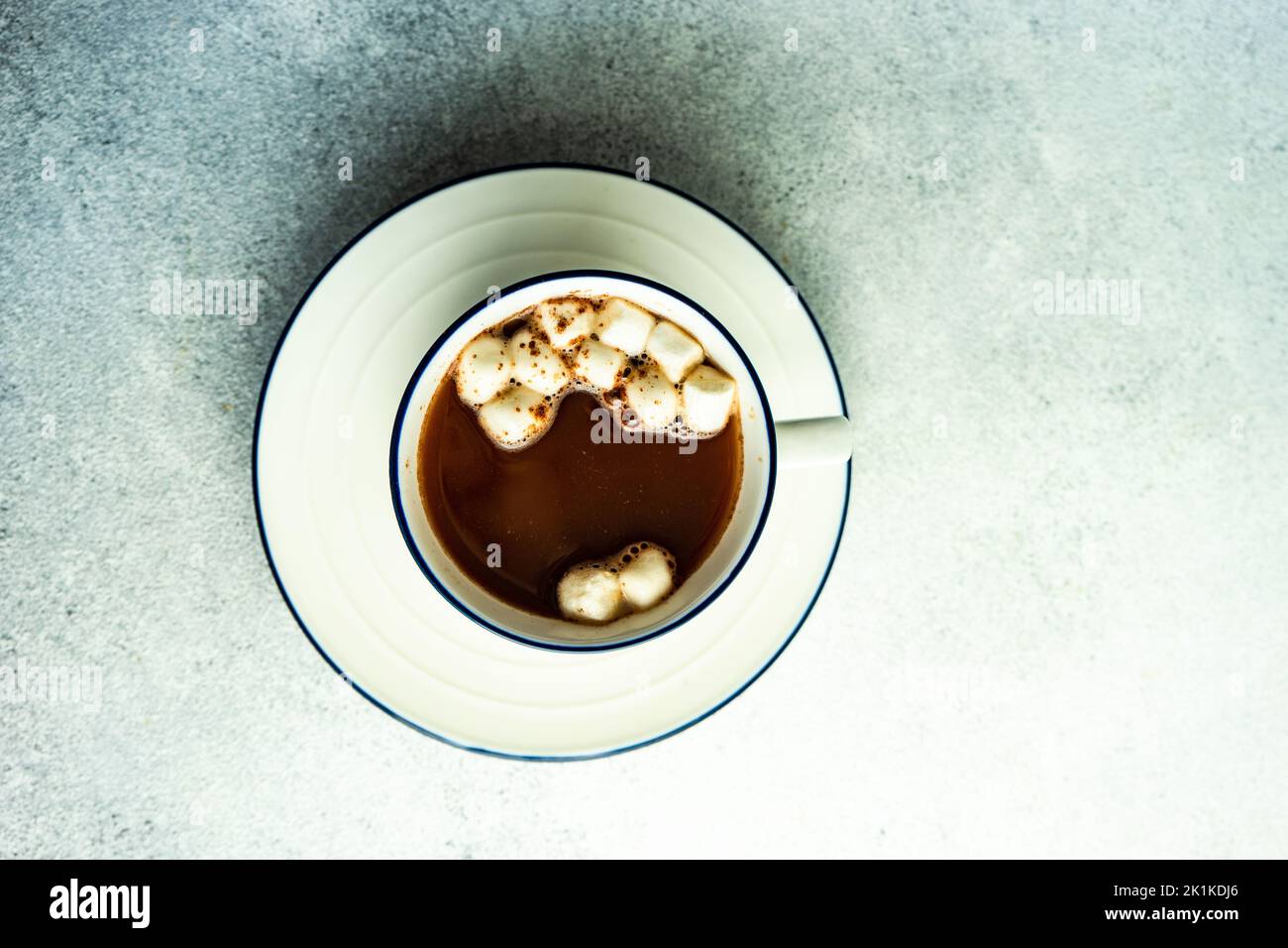 Vista dall'alto di una tazza di cioccolata calda con marshmallows in miniatura Foto Stock