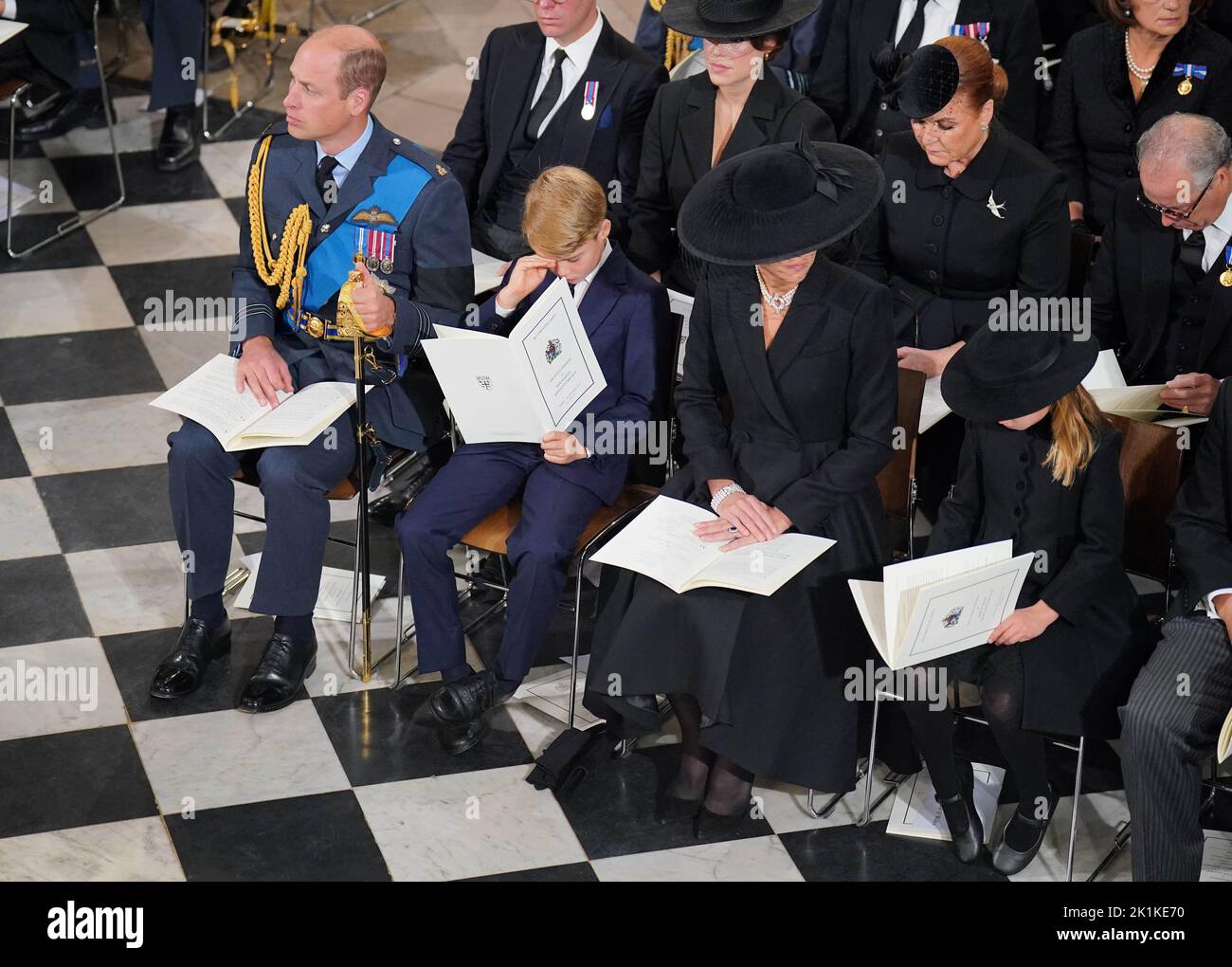 (Da sinistra a destra) il Principe di Galles, il Principe George, la Principessa di Galles e la Principessa Charlotte di fronte alla bara della Regina Elisabetta II durante il suo funerale di Stato presso l'Abbazia di Londra. Data immagine: Lunedì 19 settembre 2022. Foto Stock
