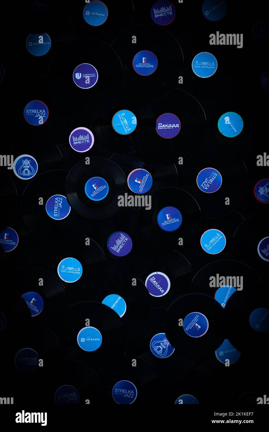 La vista verticale degli adesivi cerchiati blu di diversi logo su sfondo nero Foto Stock