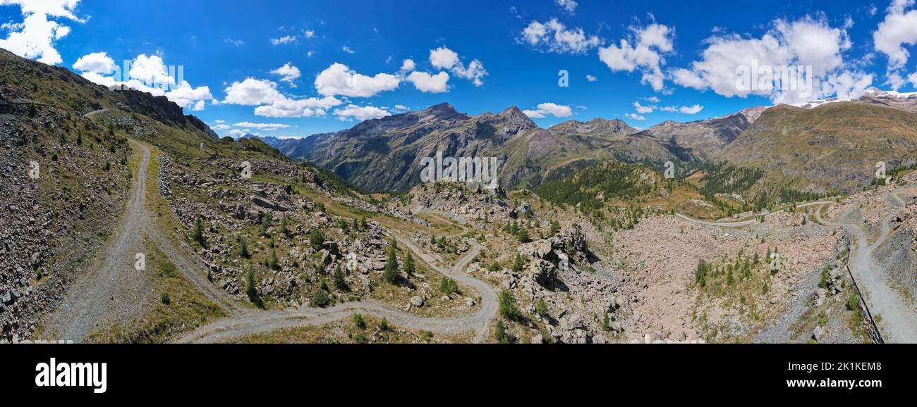Veduta aerea di persone che camminano nel paesaggio alpino, Gressoney-Saint-Jean, Valle d'Aosta, Italia Foto Stock