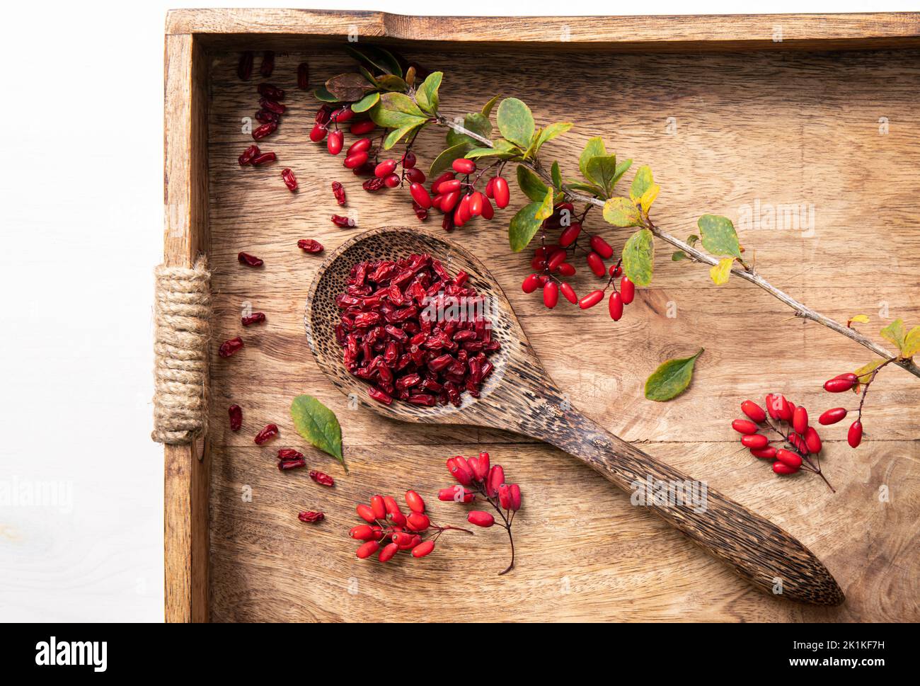 Mucchio di vulgaris di Berberis secchi anche conosciuto come barberry comune, barberry europeo o barberry sul piatto in kicthen domestico. fru rossa medicinale erboristico commestibile Foto Stock