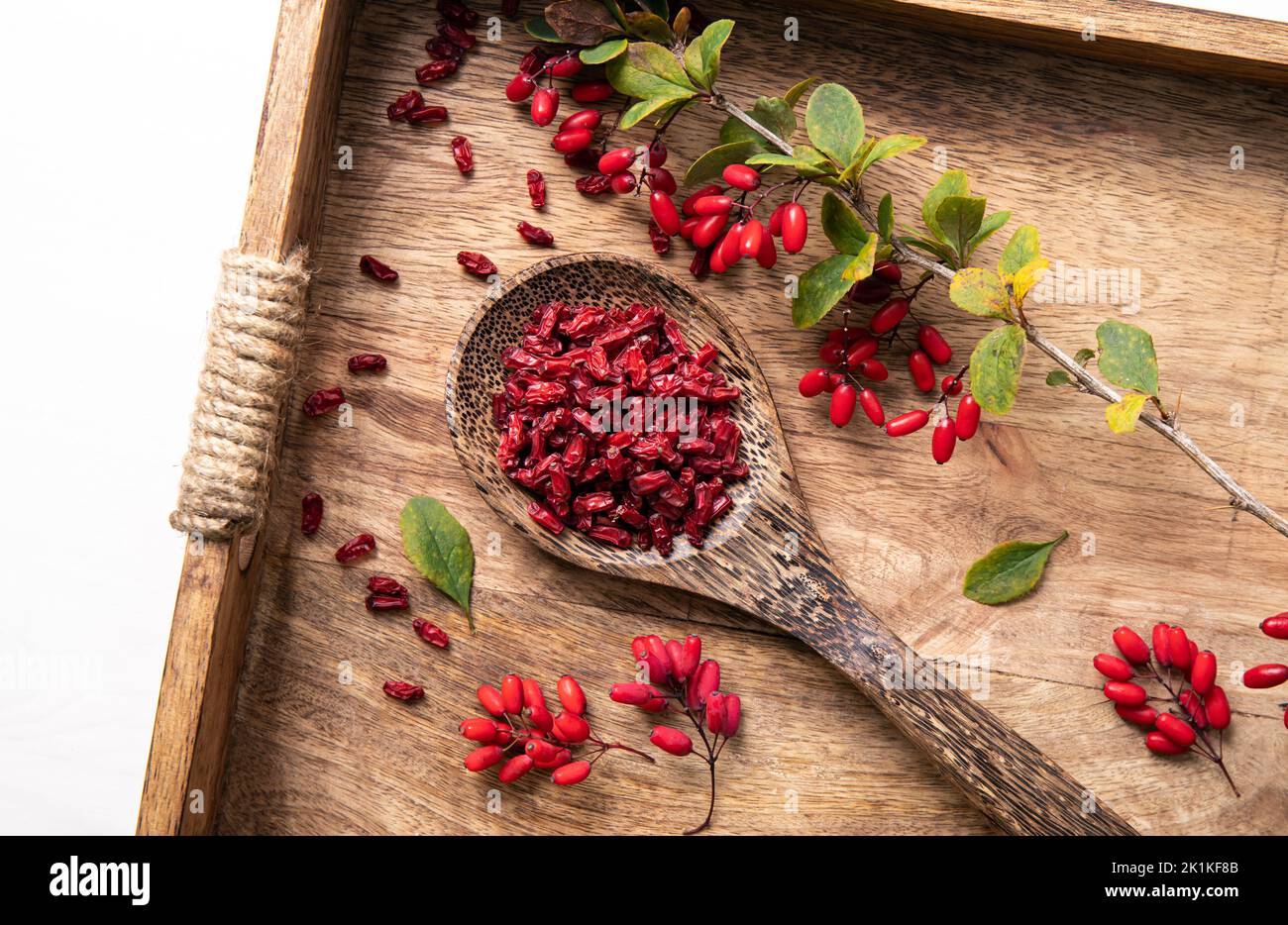 Mucchio di vulgaris di Berberis secchi anche conosciuto come barberry comune, barberry europeo o barberry sul piatto in kicthen domestico. fru rossa medicinale erboristico commestibile Foto Stock