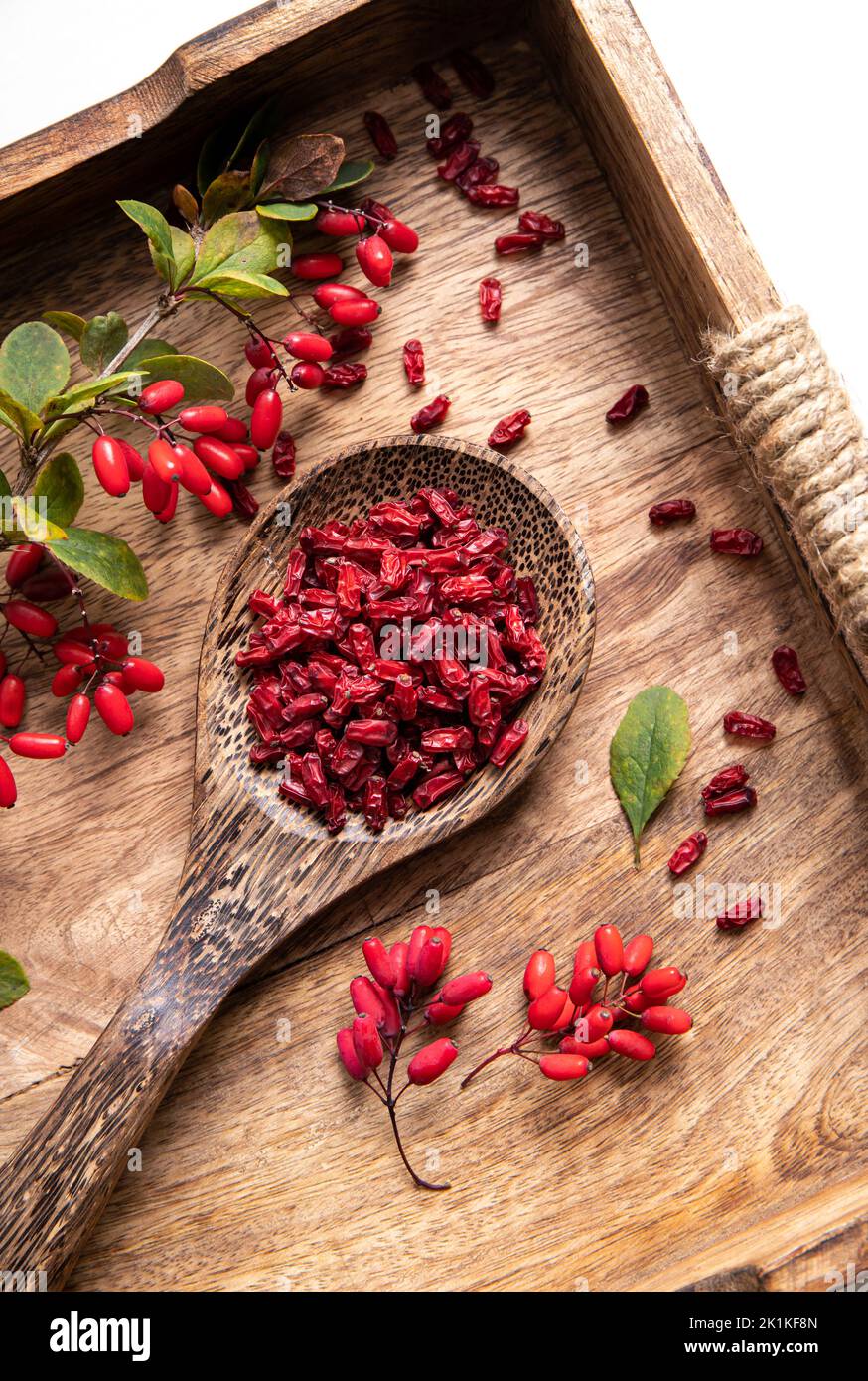 Mucchio di vulgaris di Berberis secchi anche conosciuto come barberry comune, barberry europeo o barberry sul piatto in kicthen domestico. fru rossa medicinale erboristico commestibile Foto Stock
