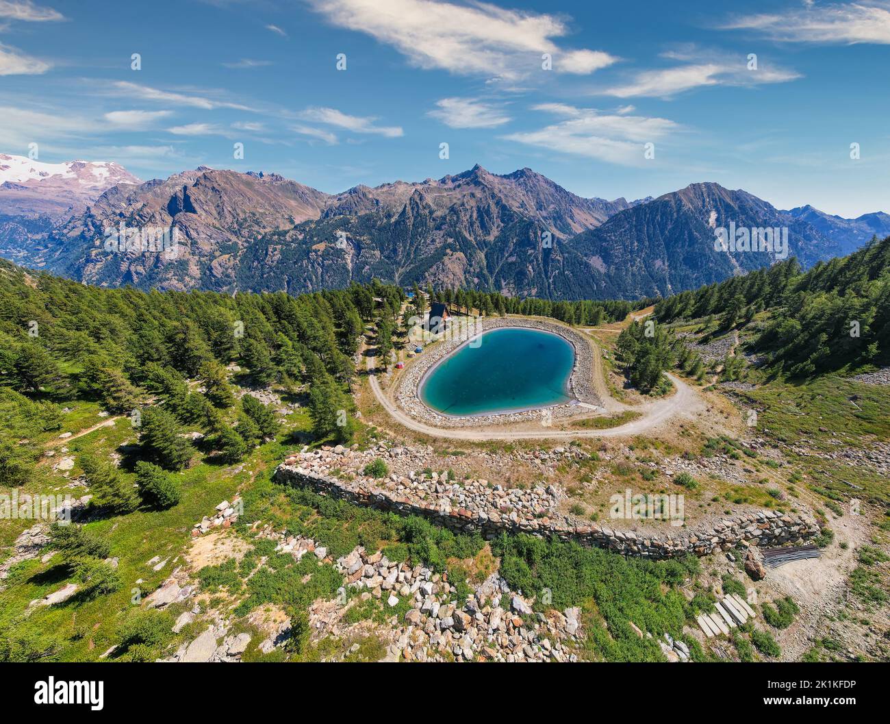 Veduta aerea di un lago alpino, Gressoney, Valle d'Aosta, Italia Foto Stock