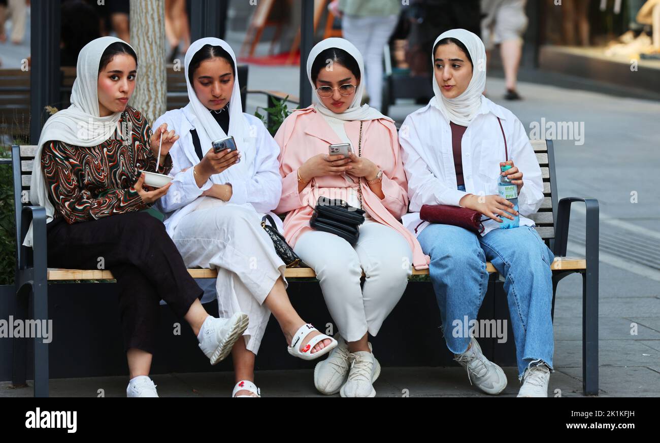Wien schöne Frau, Wien, Biergarten, Handy, Wien Biergarten, Blumen, Biergarten vor dem Rathaus a Vienna Foto Stock