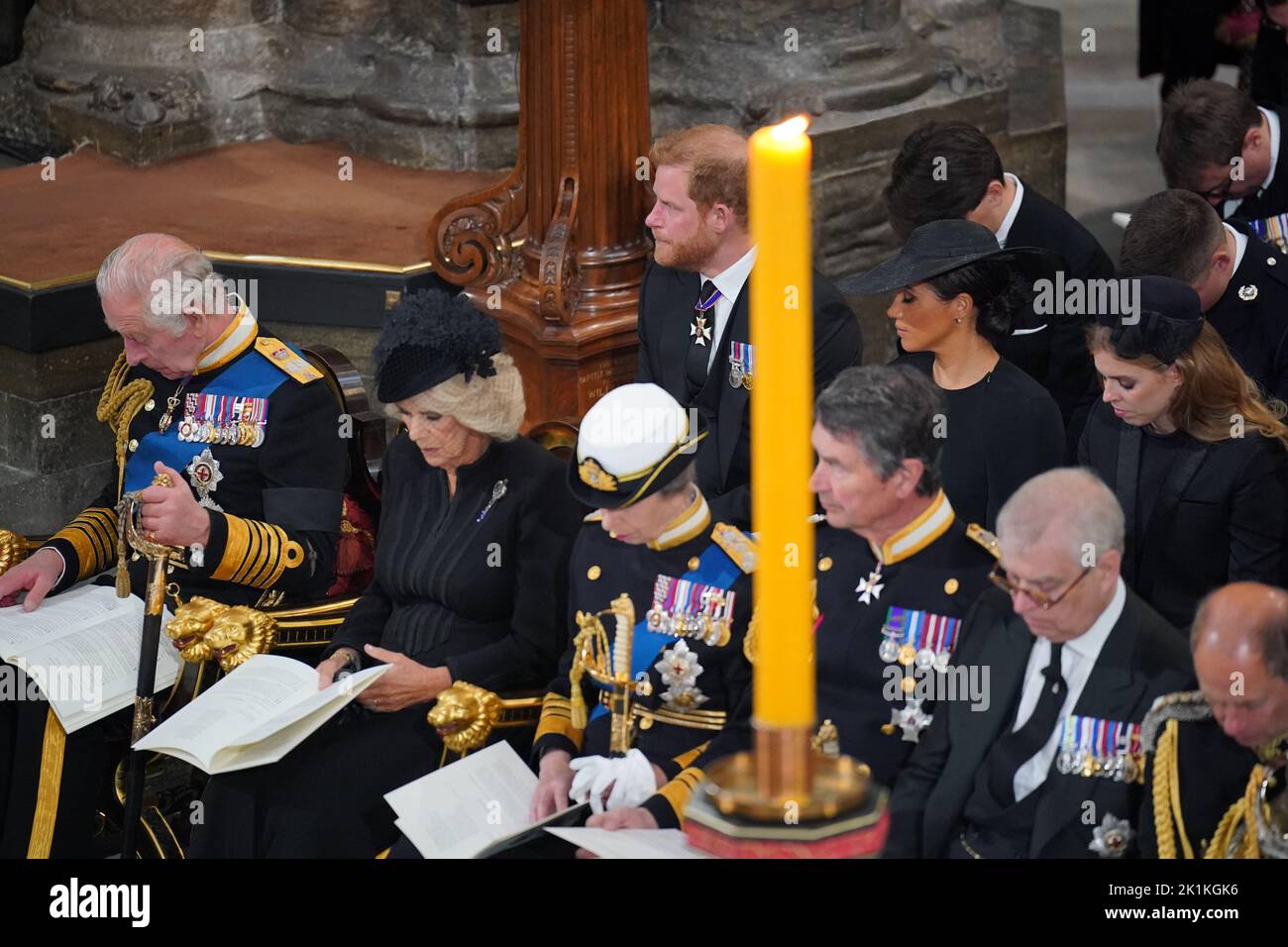 Il Duca di Sussex, la Duchessa di Sussex, la Principessa Beatrice, durante i funerali di Stato della Regina Elisabetta II presso l'Abbazia di Westminster a Londra. Data immagine: Lunedì 19 settembre 2022. Foto Stock