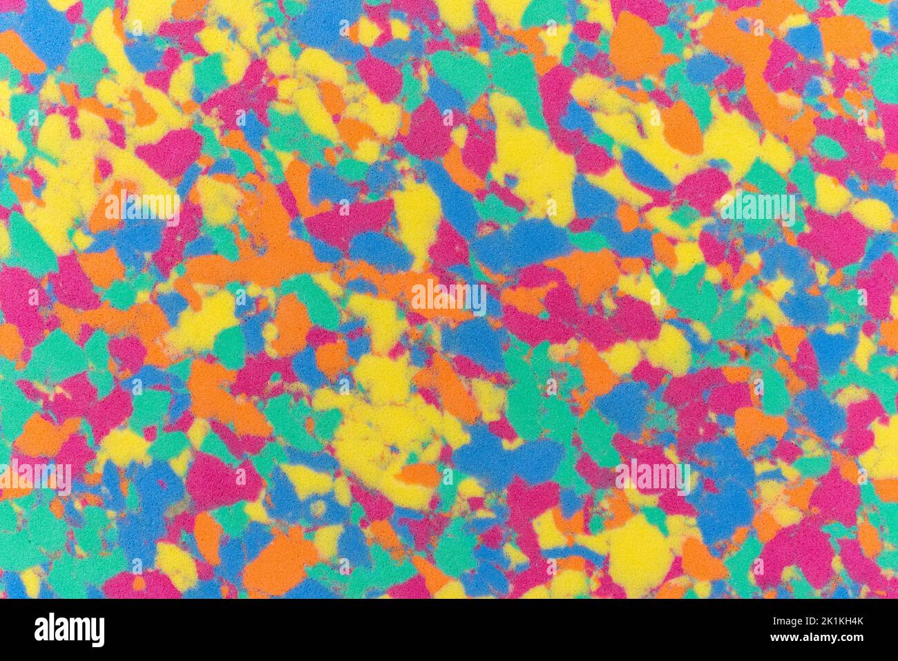 Sfondo a trama spugnosa con effetto a trama multicolore con tutti i colori di un arcobaleno modello come rosso, giallo, verde, blu, arancione e. Foto Stock