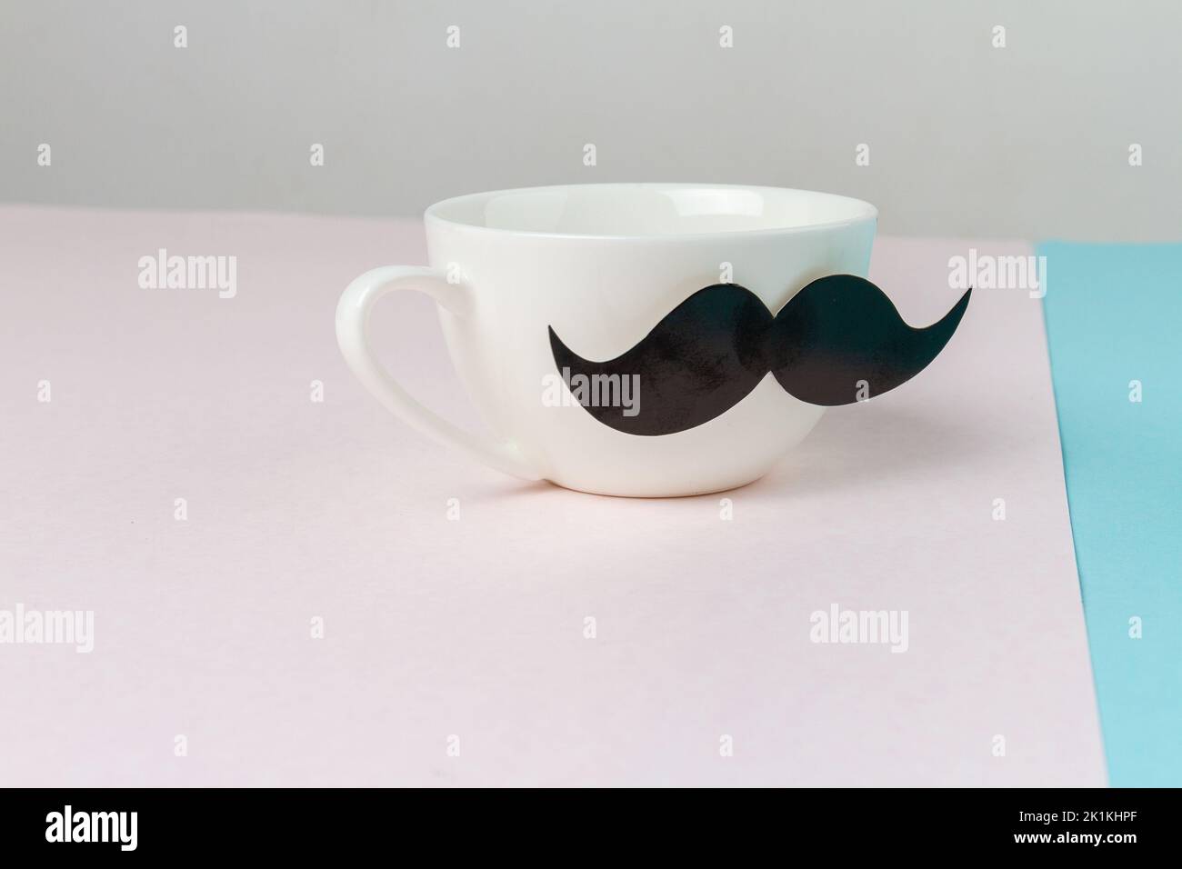 Primo piano della tazza in ceramica bianca con baffi. Concetto della giornata dei Padri. Foto Stock