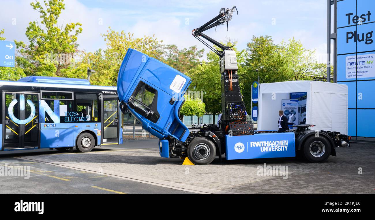 Hannover, Germania. 19th Set, 2022. Un prototipo di camion della linea di contatto dall'Università di RWTH Aachen si trova accanto a un autobus elettrico all'International Motor Show (IAA) Transportation for Commercial Vehicles presso il Centro Espositivo di Hannover. Credit: Julian Stratenschulte/dpa/Alamy Live News Foto Stock