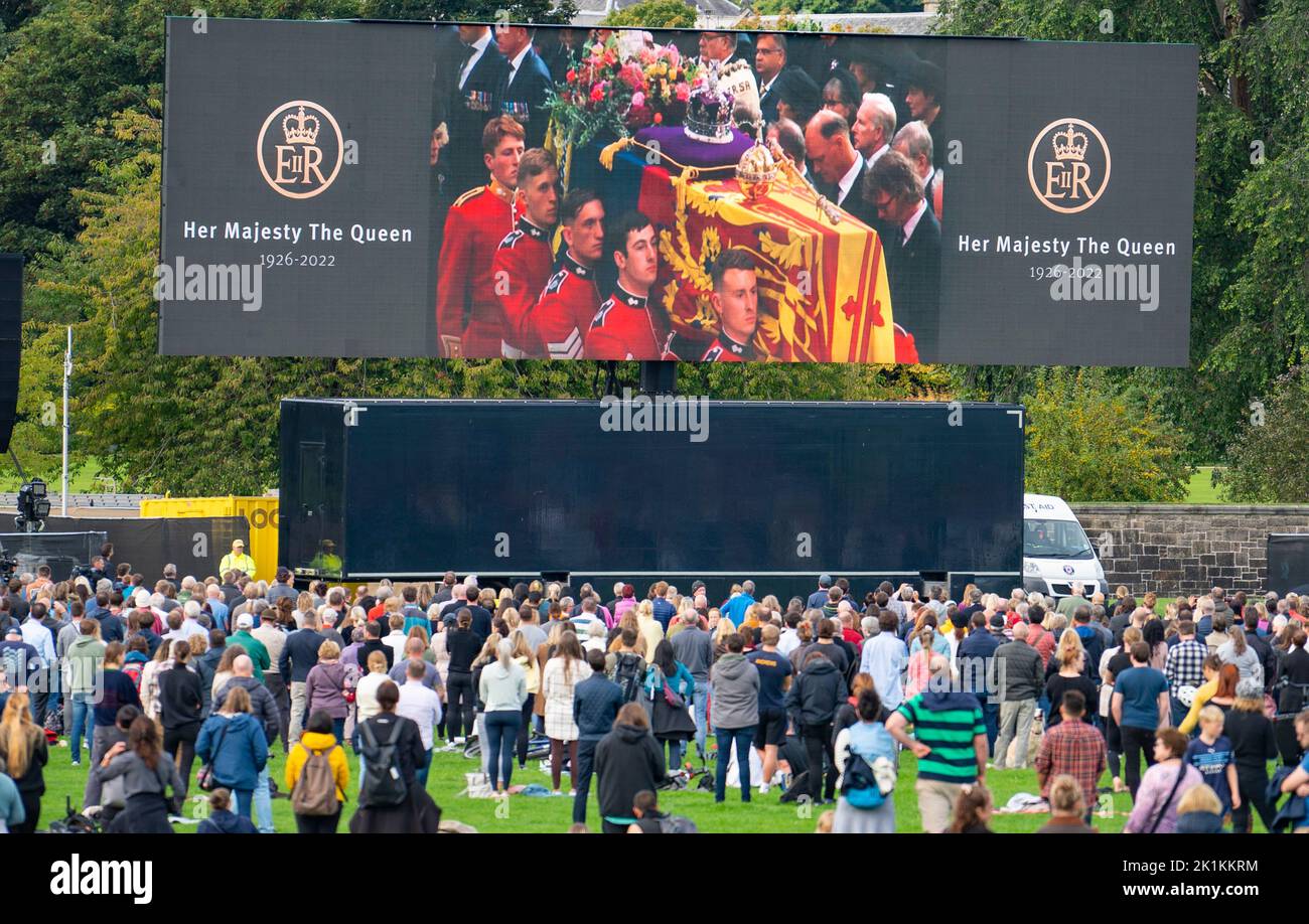 Edimburgo, Scozia, Regno Unito. 19th settembre 2022. I membri del pubblico si riuniscono a Holyrood Park per assistere a proiezioni dal vivo sul grande schermo dei funerali della Regina Elisabetta II dell'Abbazia di Westminster. Iain Masterton/Alamy Live News Foto Stock