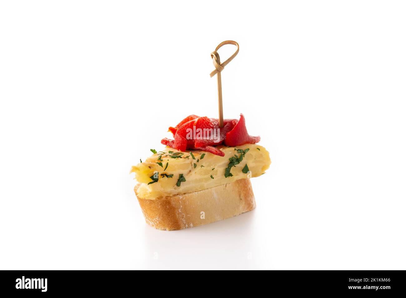 Frittata spagnola con peperone rosso pintxo spagnolo isolato su sfondo bianco Foto Stock