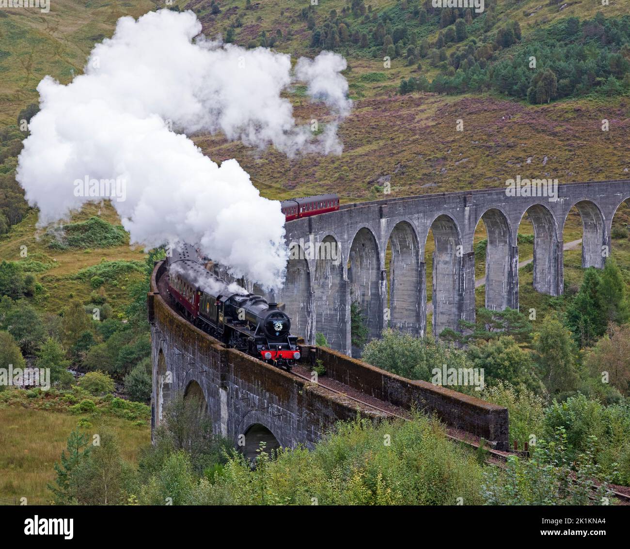 Glenfinnan, Scozia, Regno Unito, 19th settembre 2022. Tributo floreale a sua Maestà la Regina Elisabetta 11 esposto di fronte al motore del treno a vapore Jacobite mentre passa sopra la linea dell'altopiano occidentale Glenfinnan Viadotto poco prima del suo servizio funerario all'Abbazia di Westminster a Londra. Credit: Arch White/alamy live news. Foto Stock